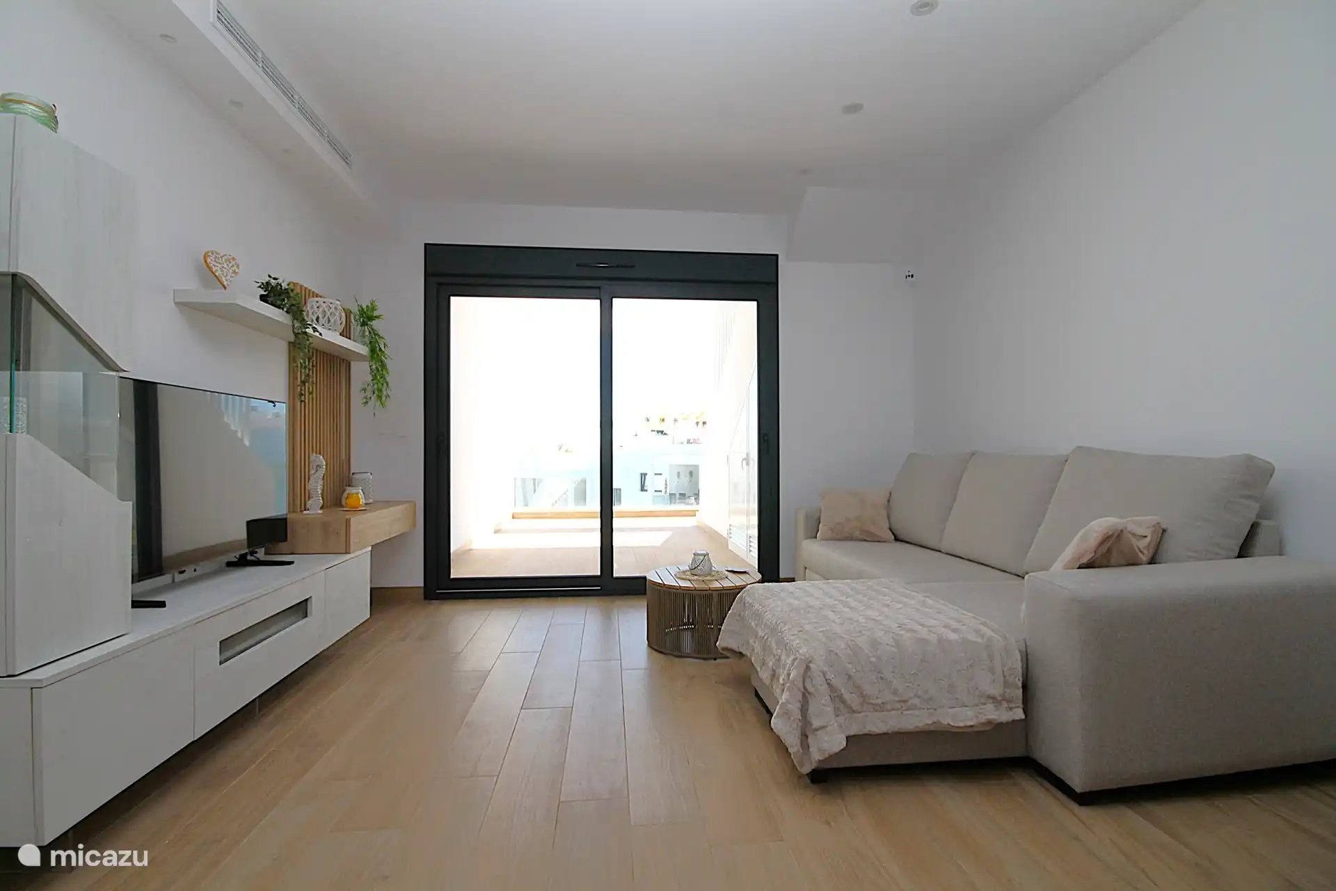 Wohnzimmer mit Sat-TV mit allen niederländischen und belgischen Kanälen.