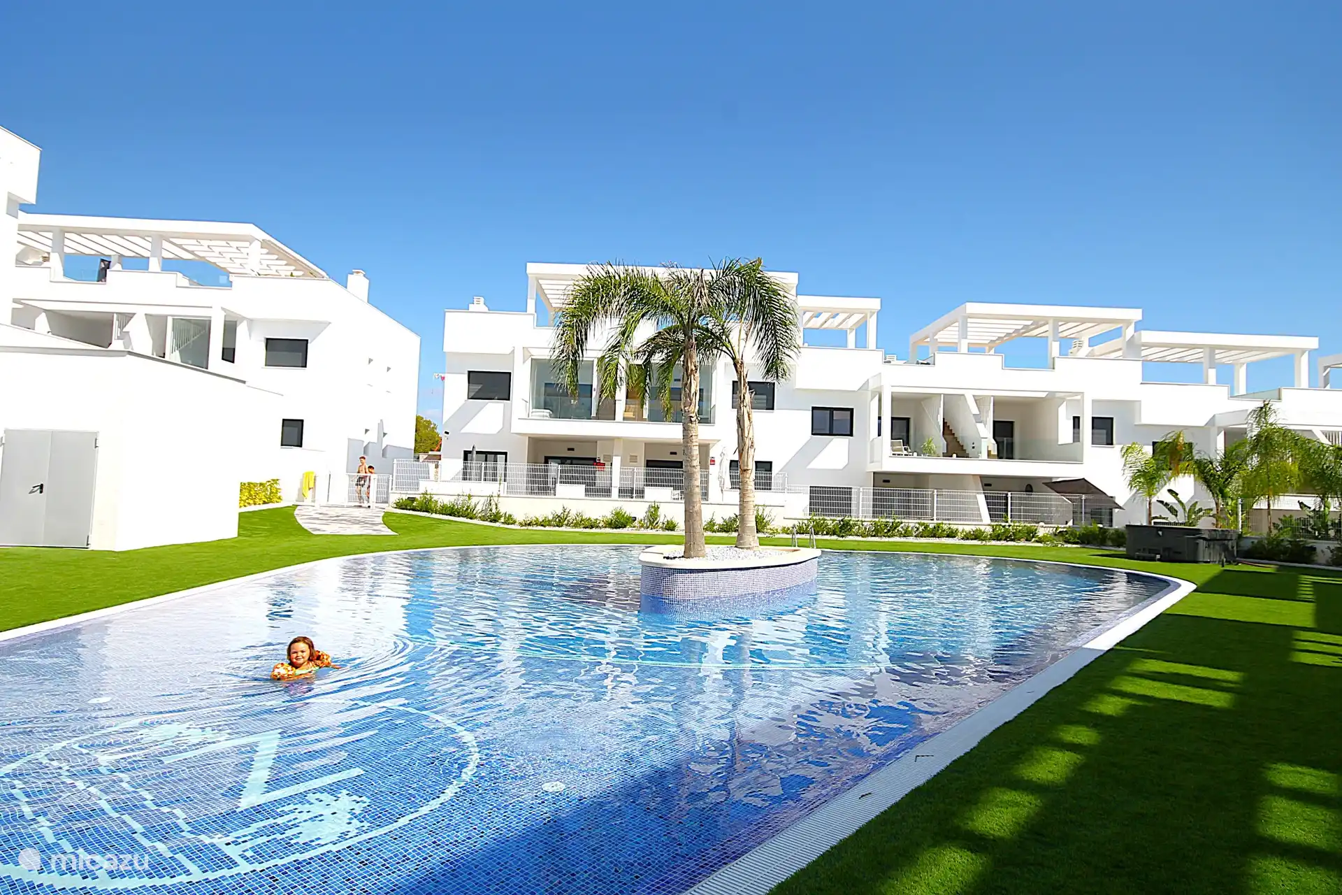 Tropischer Garten mit Swimmingpool, beheiztem Whirlpool und Kinderbecken.