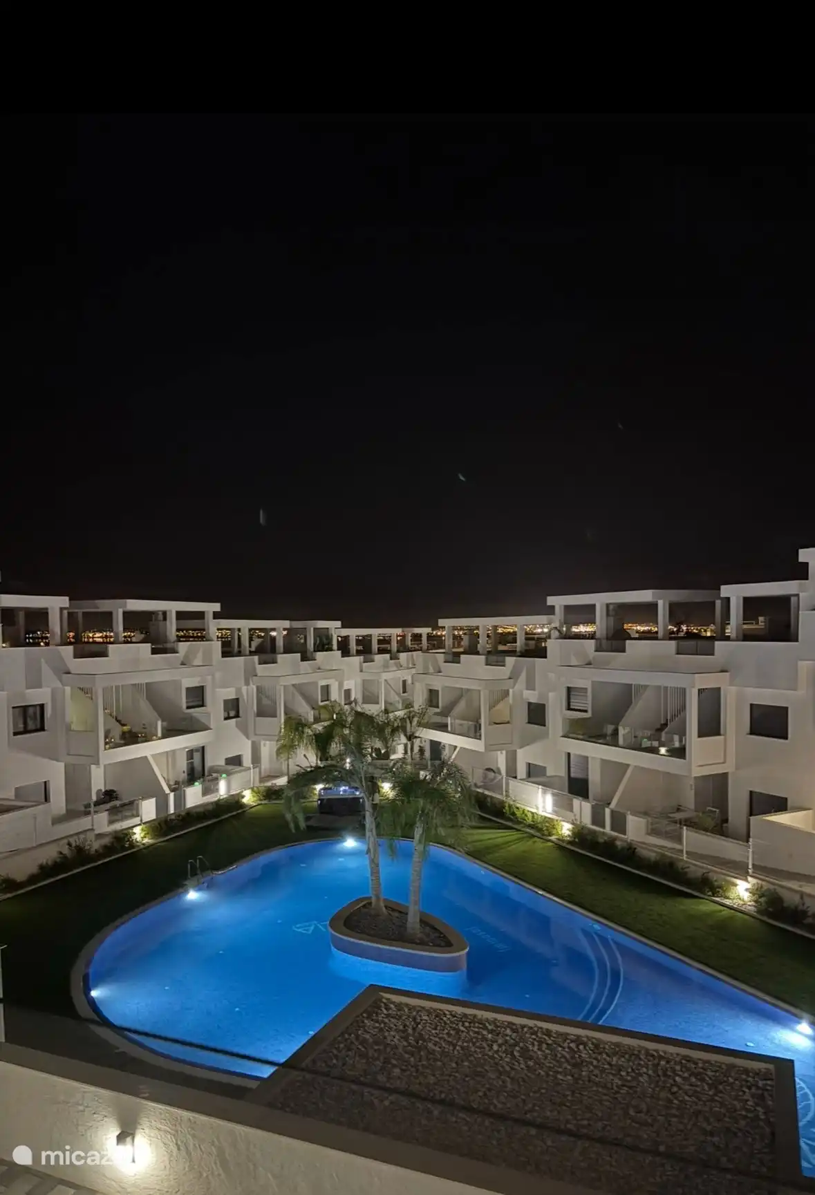 Blick auf den Pool am Abend.