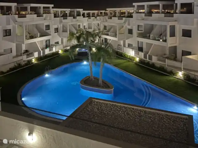 Casa Rosalina | Espagne, Costa Blanca, Torrevieja - penthouse Vue de la piscine en soirée.