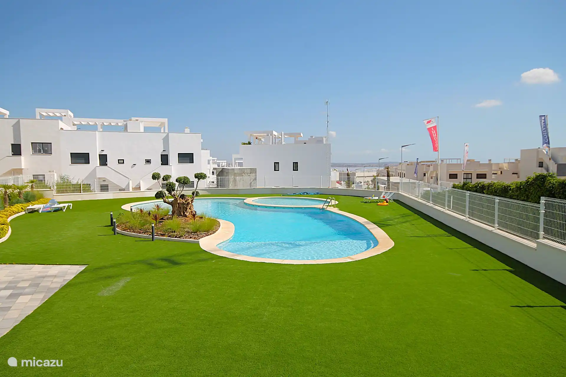 2. Swimmingpool mit Kinderbecken und tropischem Garten.