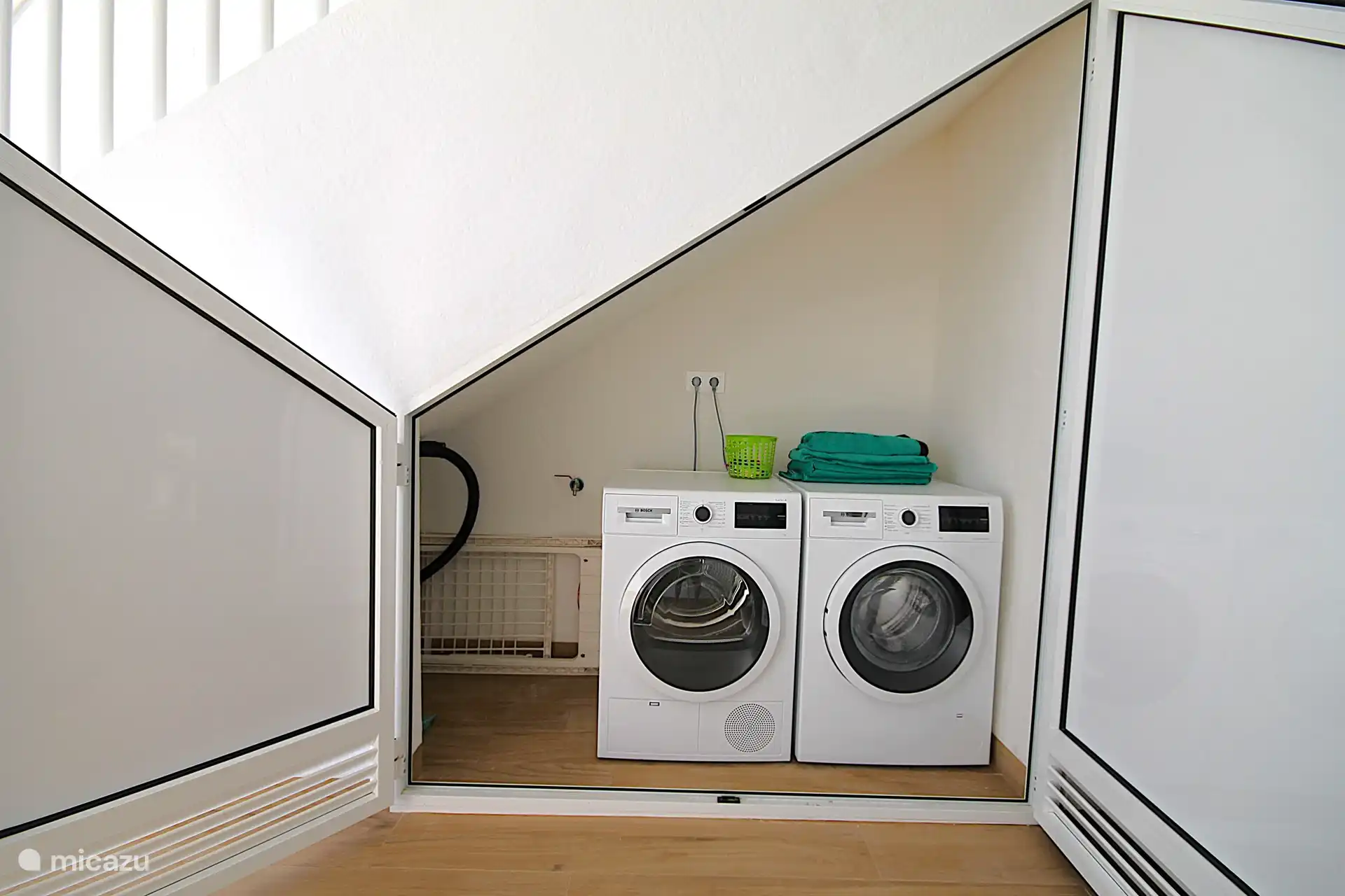 Waschmaschine und Trockner.