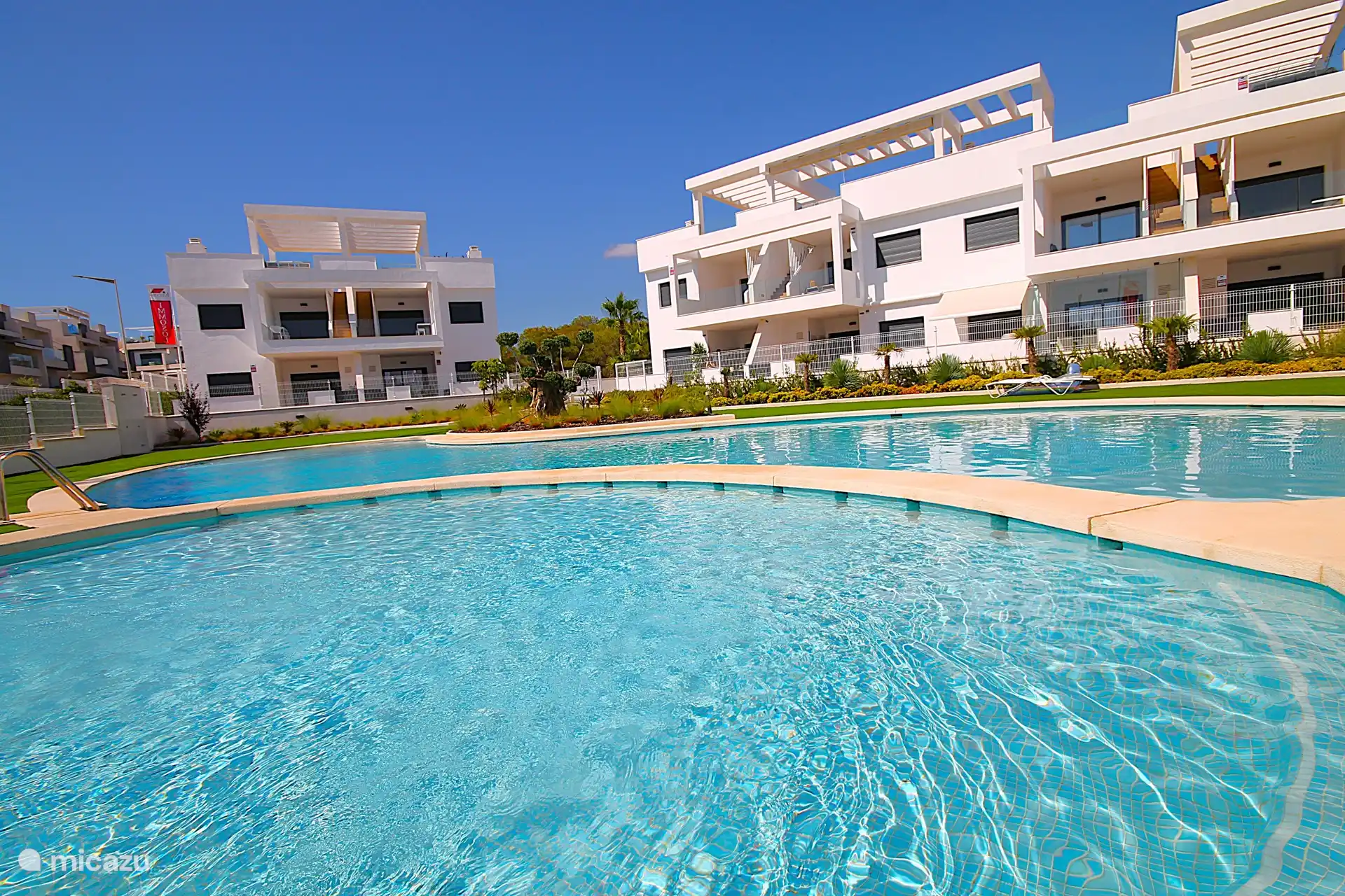 2. Schwimmbad mit Garten.