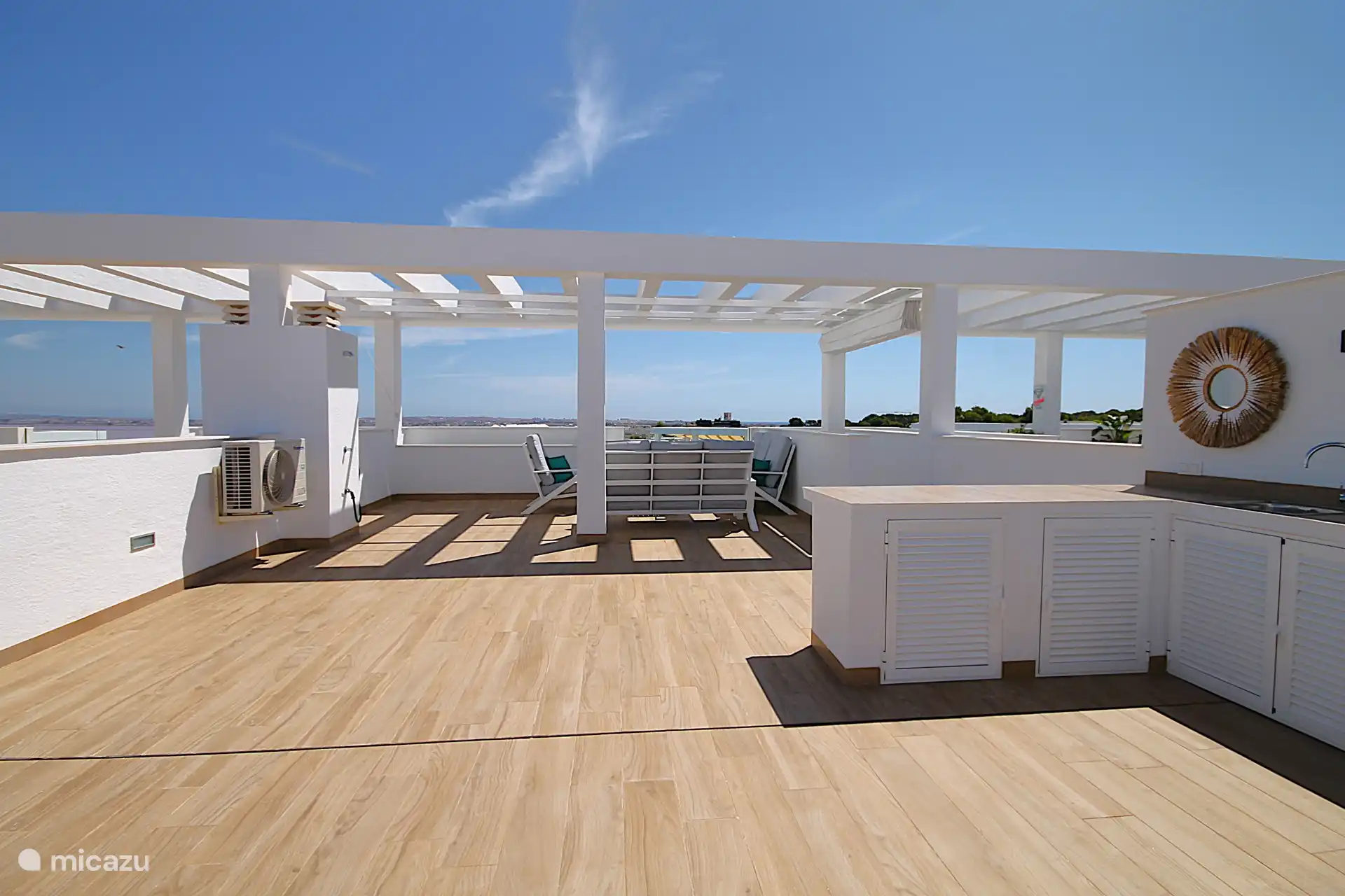 Solarium mit Außendusche, Grill, Außenküche und Blick auf den Salzsee, das Meer, den Pool und den Garten.