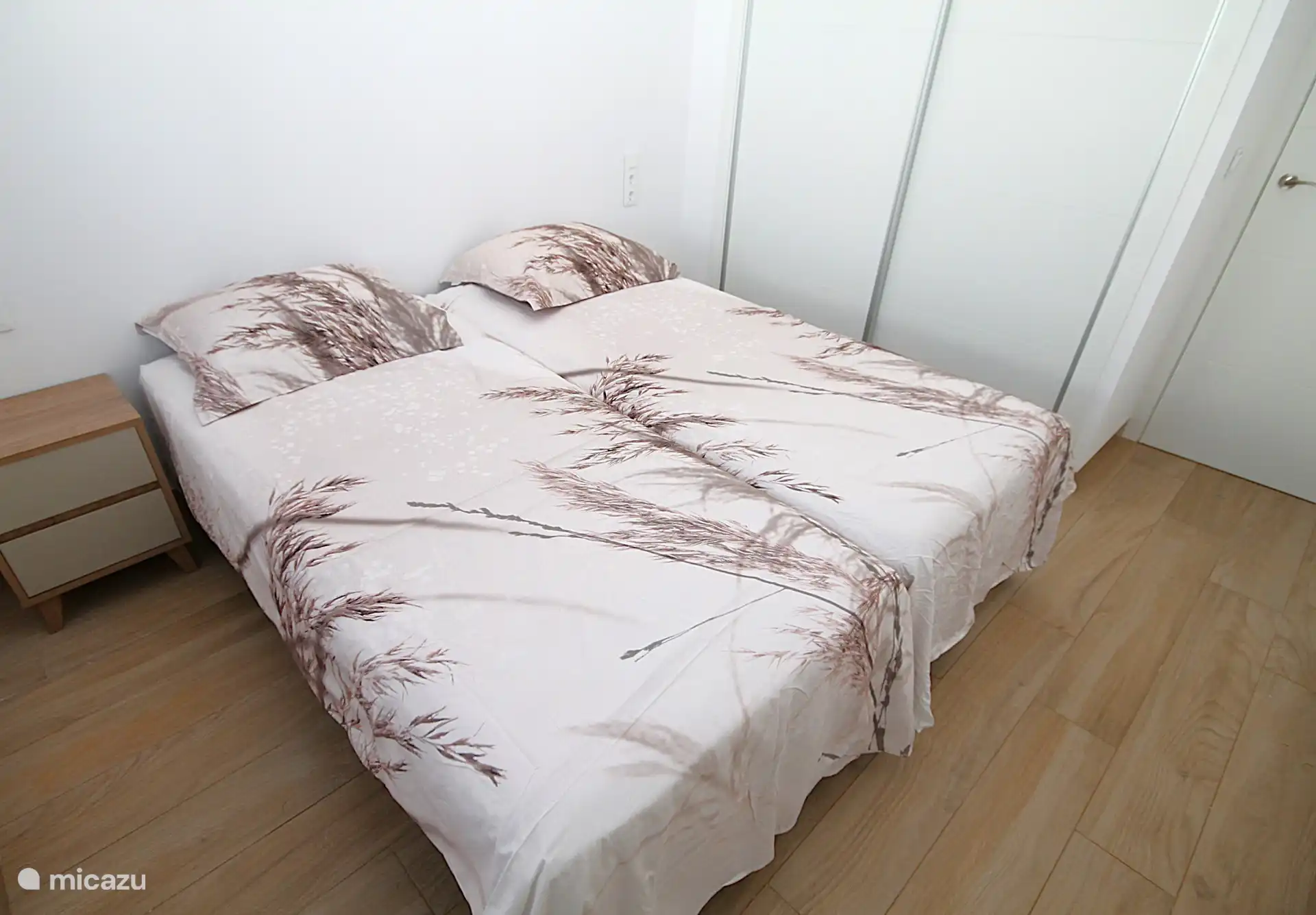 Schlafzimmer 1 an der Vorderseite mit Einbauschrank.