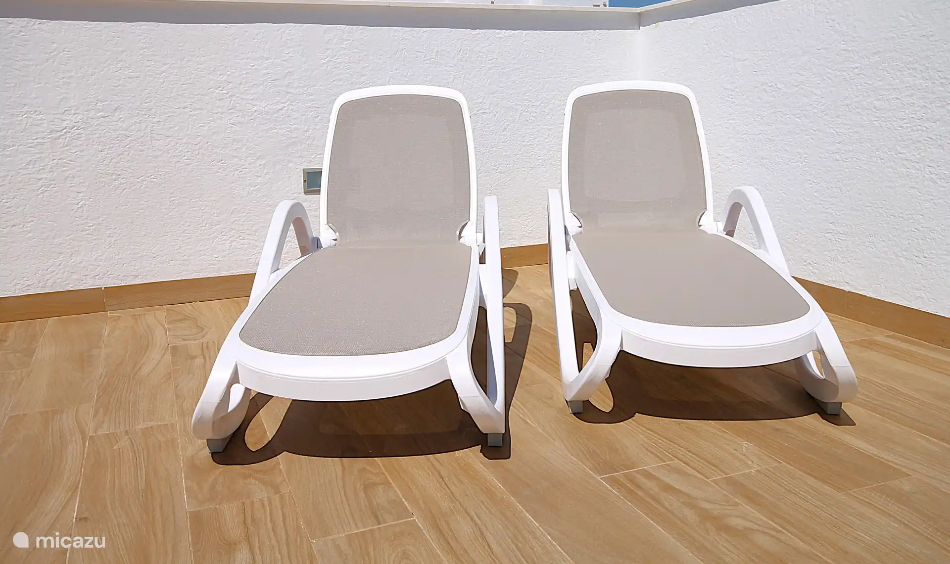 2 Sonnenliegen auf dem Solarium.