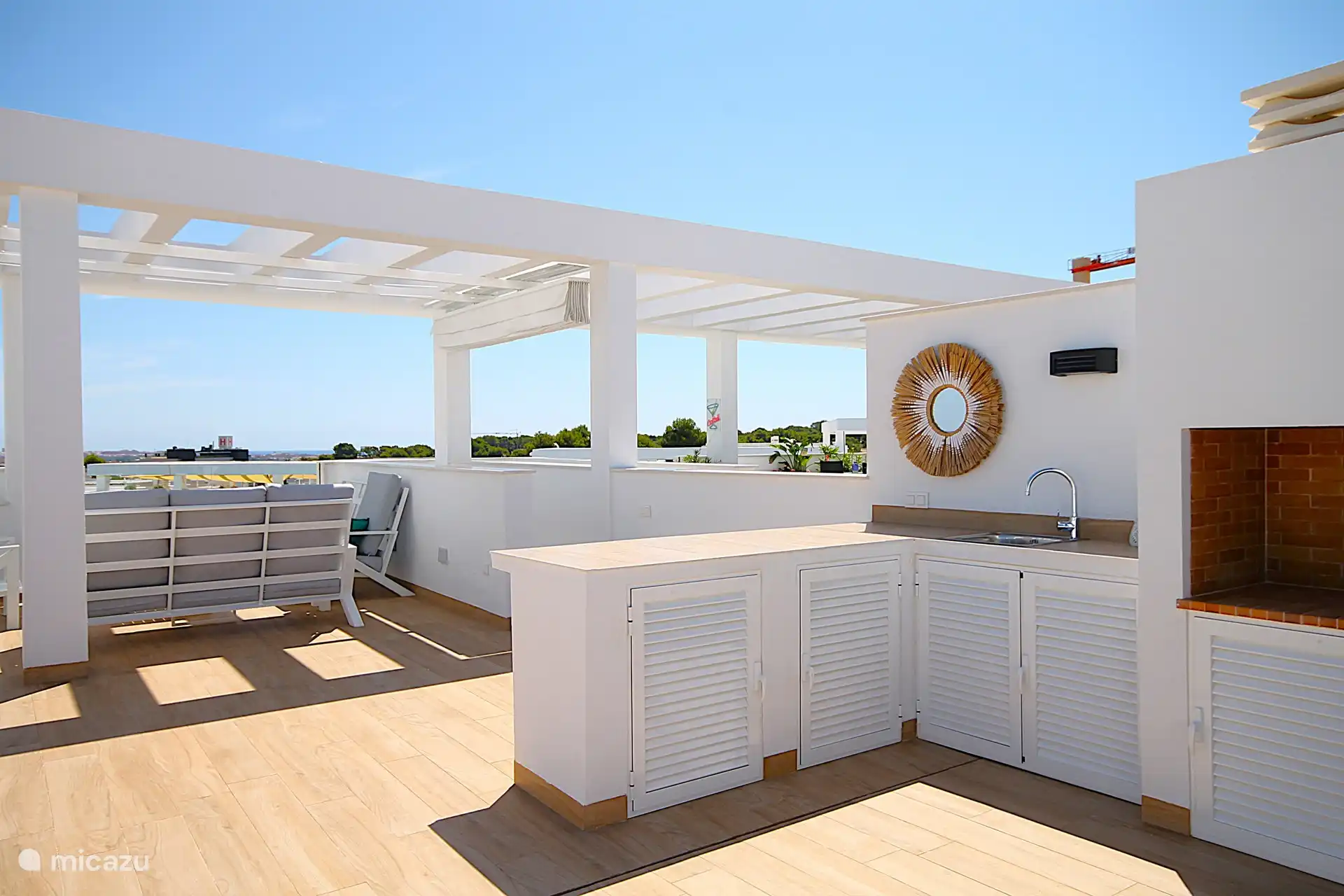Solarium mit Außendusche, Grill, Außenküche und Blick auf den Salzsee, das Meer, den Pool und den Garten.