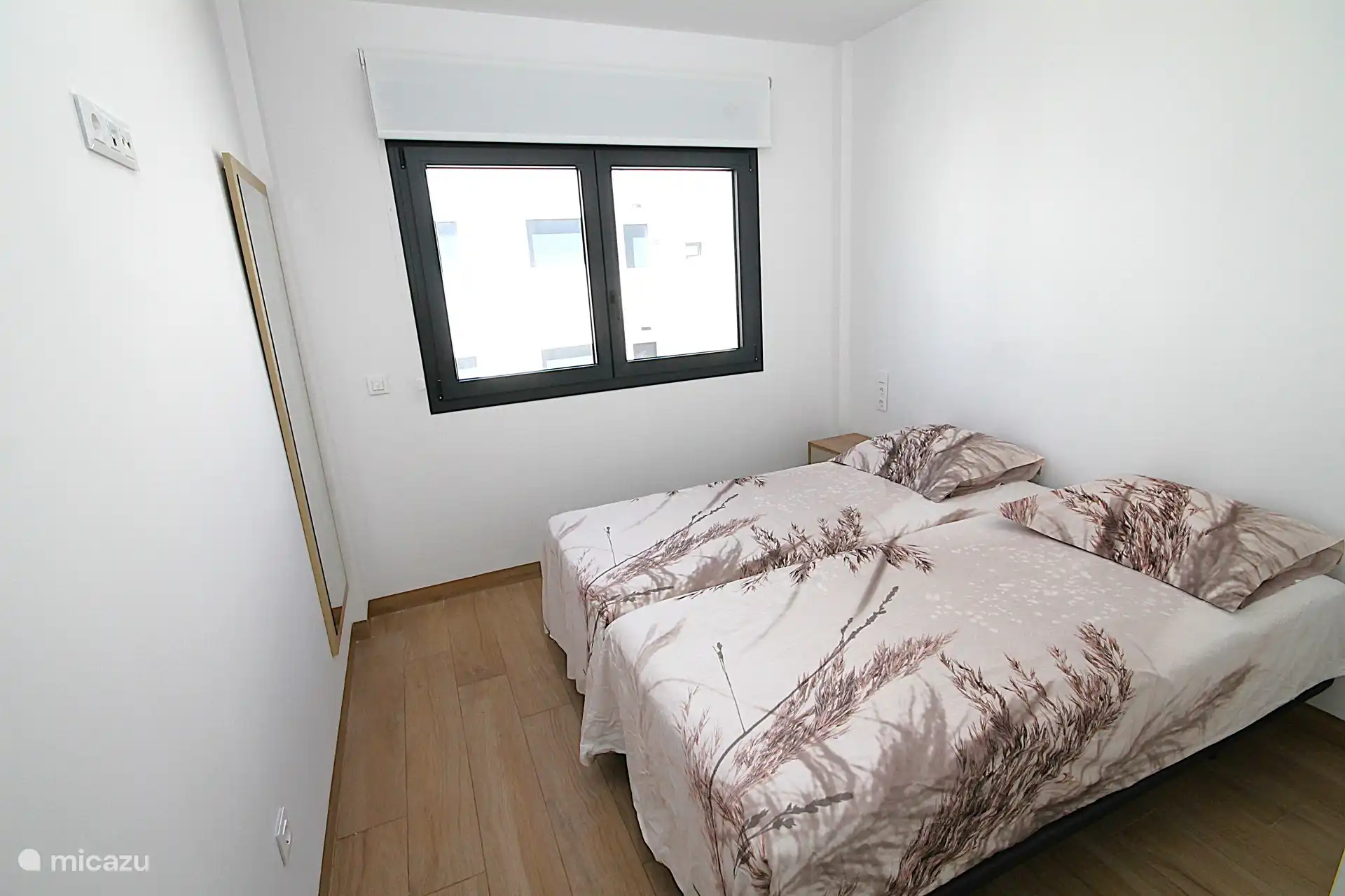 Schlafzimmer 1 an der Vorderseite mit Einbauschrank.