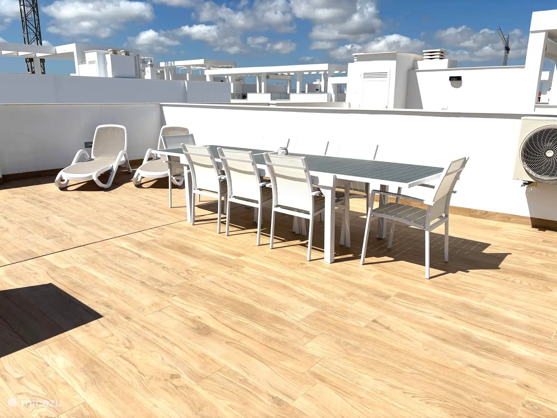 Solarium mit Esstisch für 8 Personen und 2 Sonnenliegen