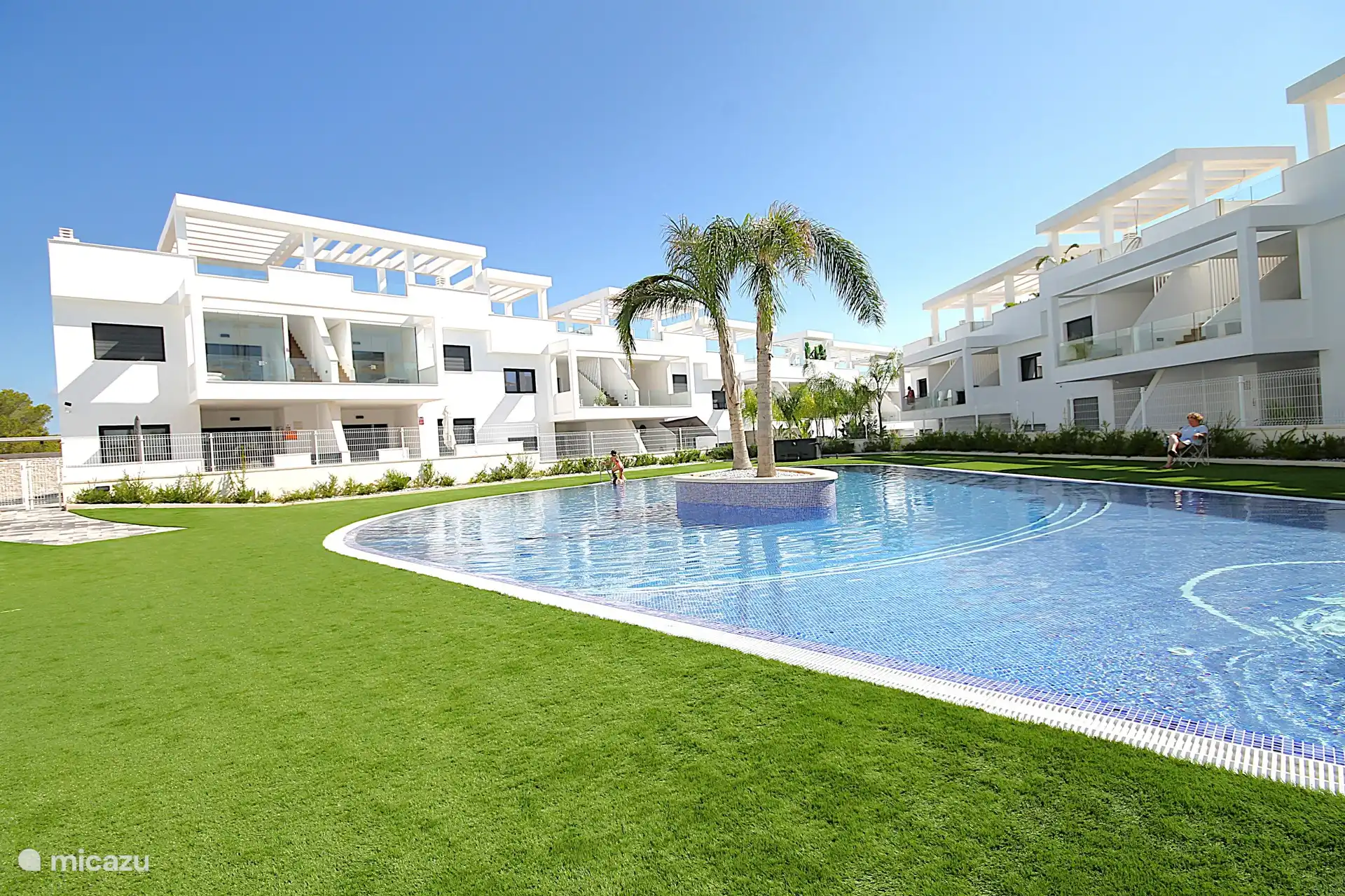 Tropischer Garten mit Swimmingpool, beheiztem Whirlpool und Kinderbecken.