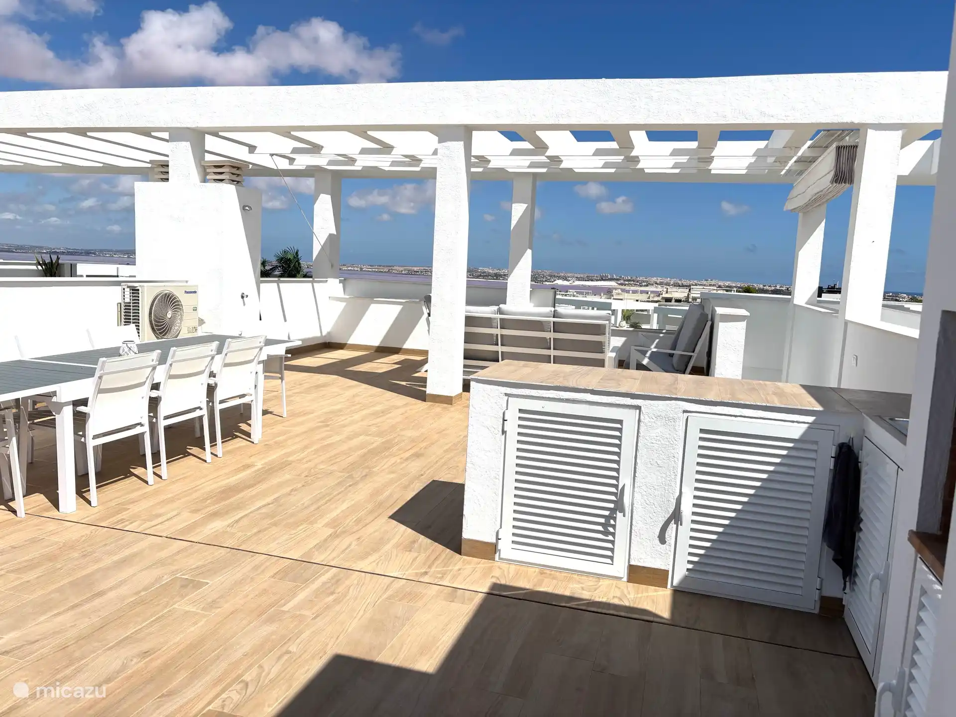 Sonnenterrasse mit Blick auf den Salzsee