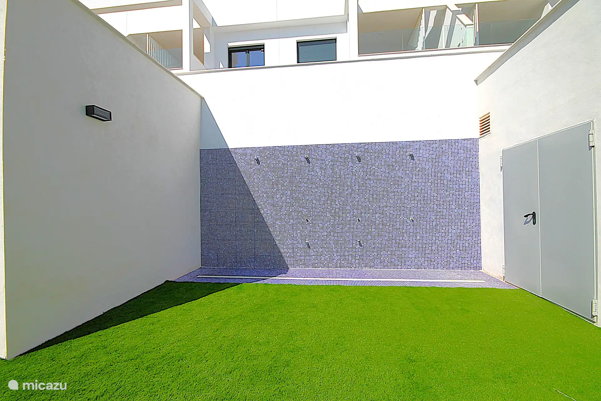 Duschen im Schwimmbad 1.