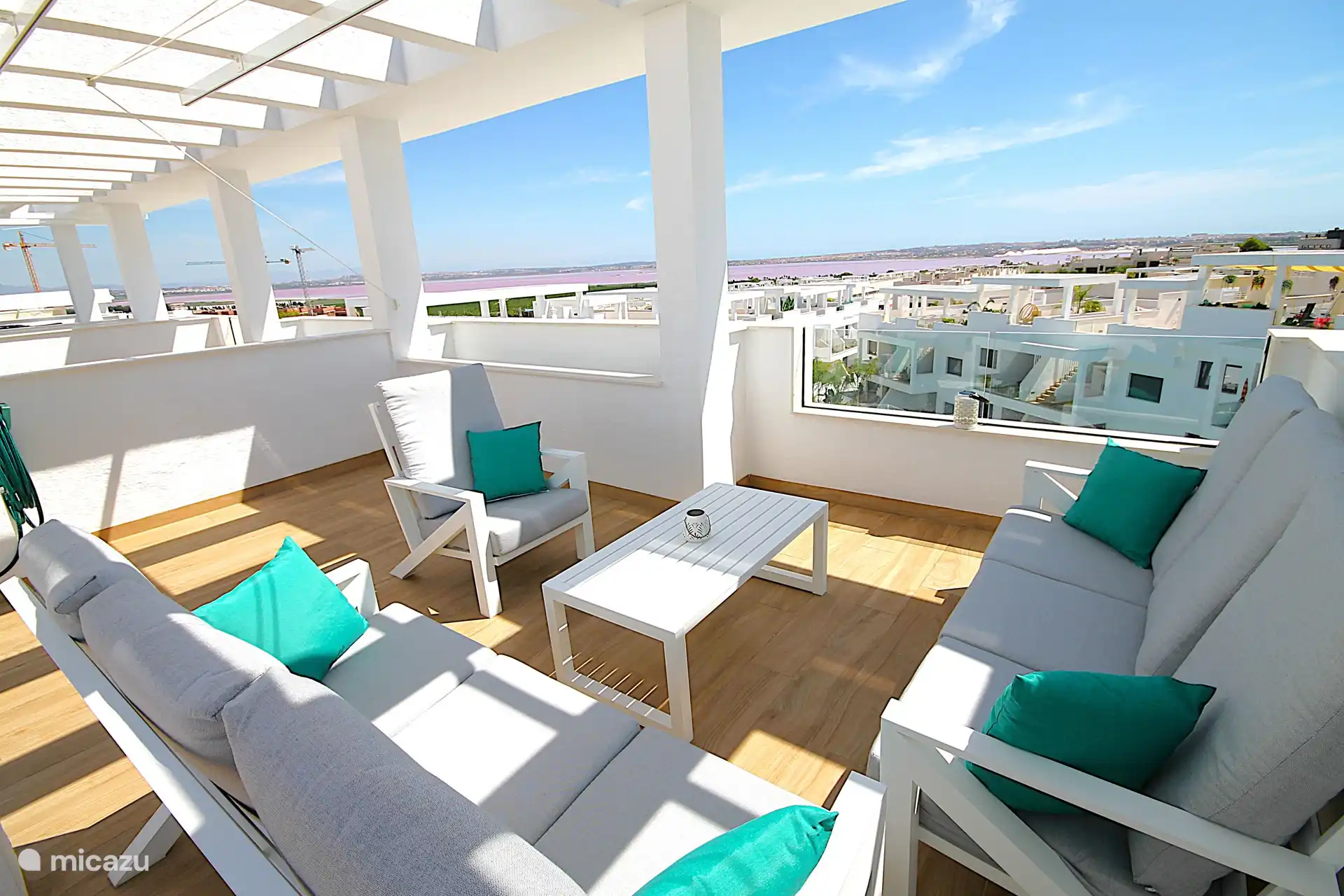 Lounge auf Sonnenterrasse mit Blick auf den Salzsee, das Meer, den Pool und den Garten.