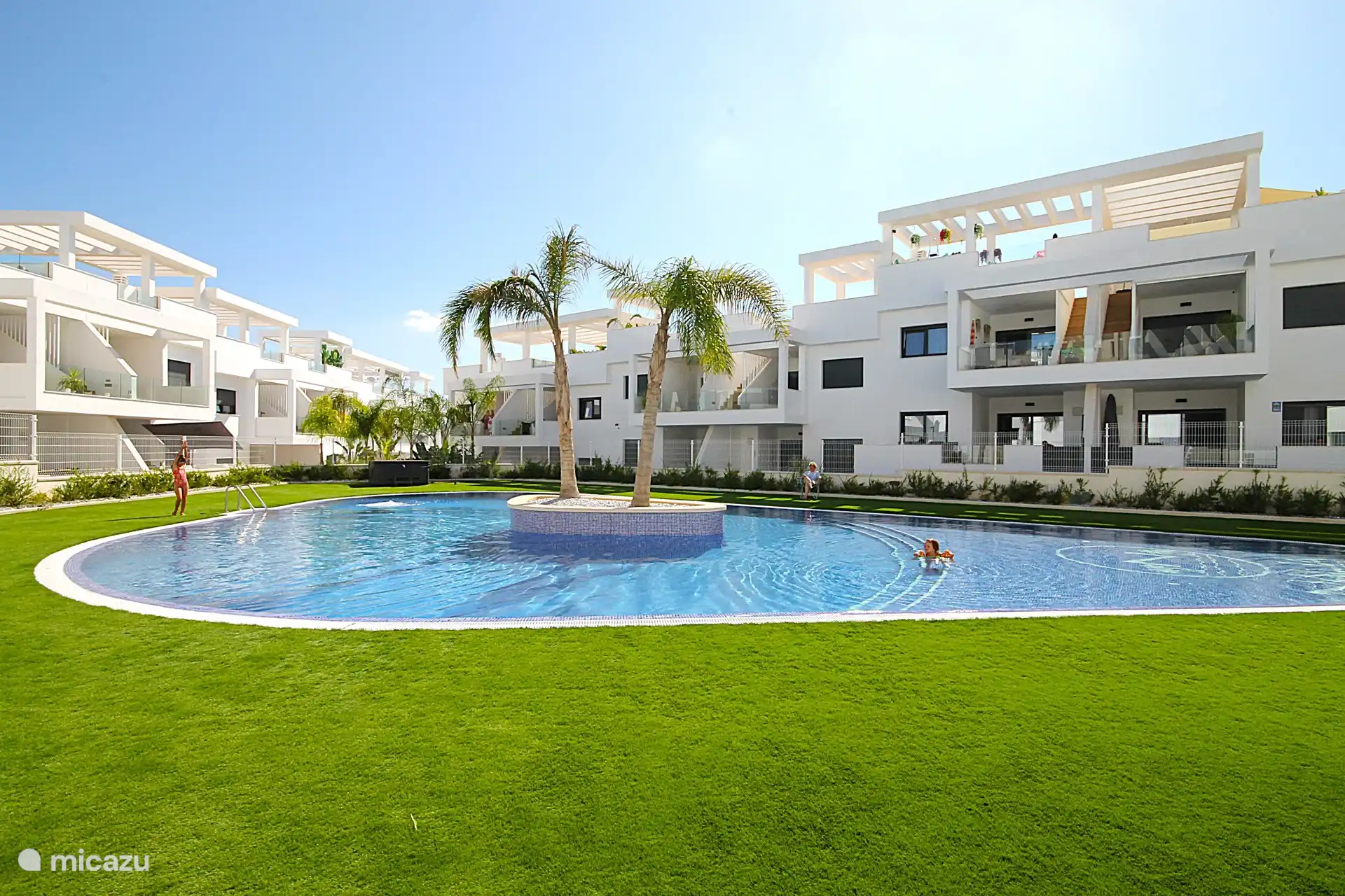 Tropischer Garten mit Swimmingpool, beheiztem Whirlpool und Kinderbecken.