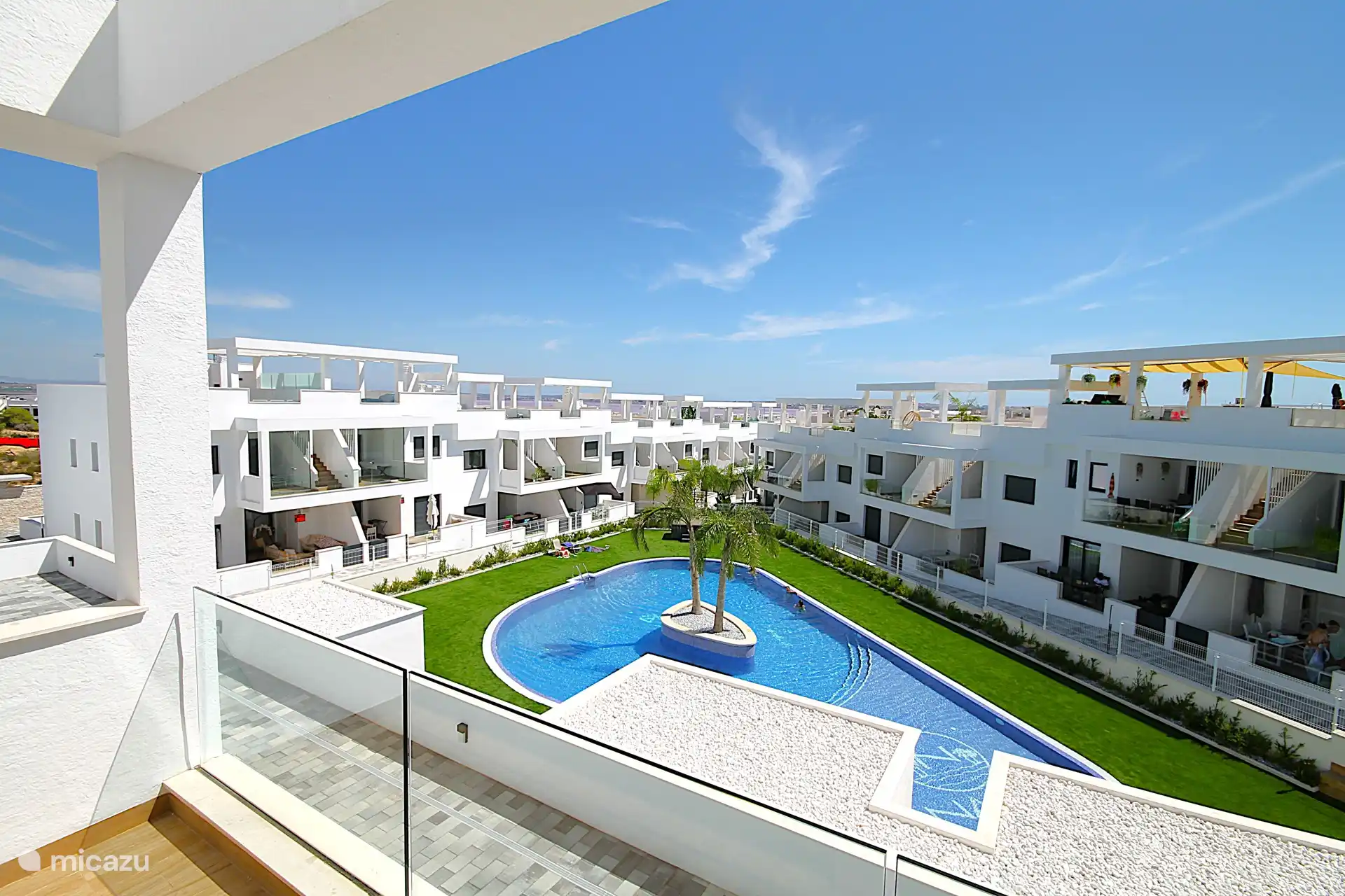 Terrasse im 1. Stock mit Blick auf Pool, Garten und Salzsee.