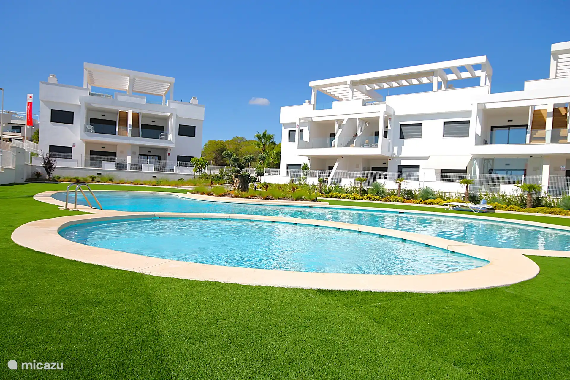 2. Swimmingpool mit Kinderbecken und tropischem Garten.