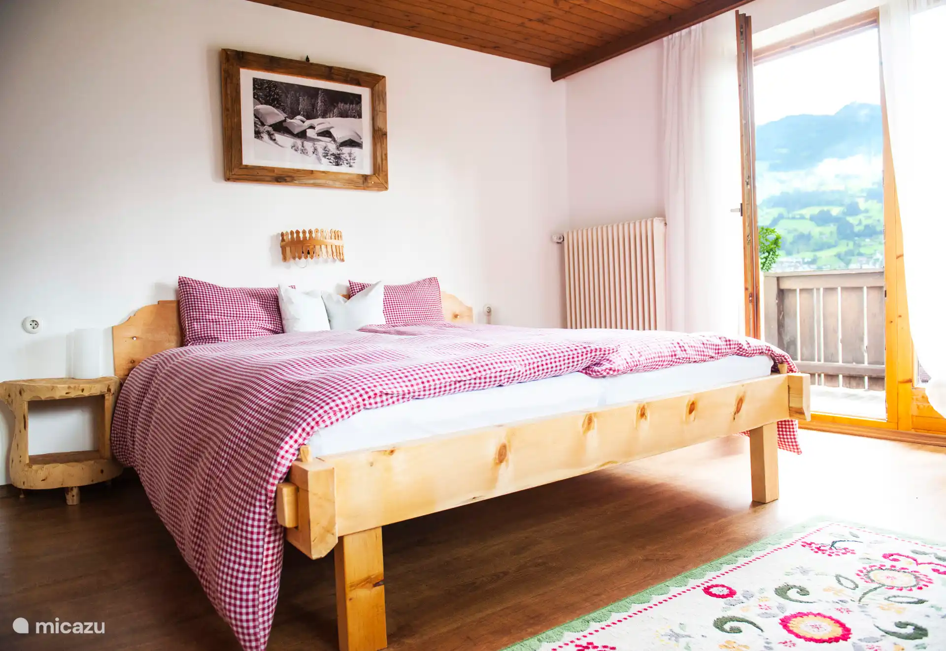 Double room with washbasin, balcony