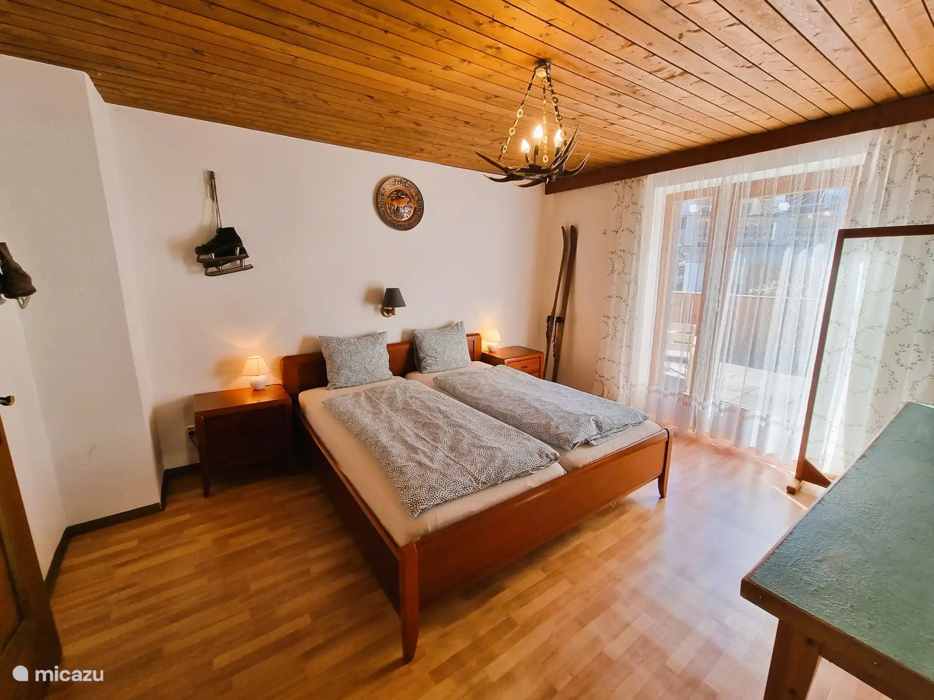 Family room (double room with washbasin and entrance to the children&#39;s room)