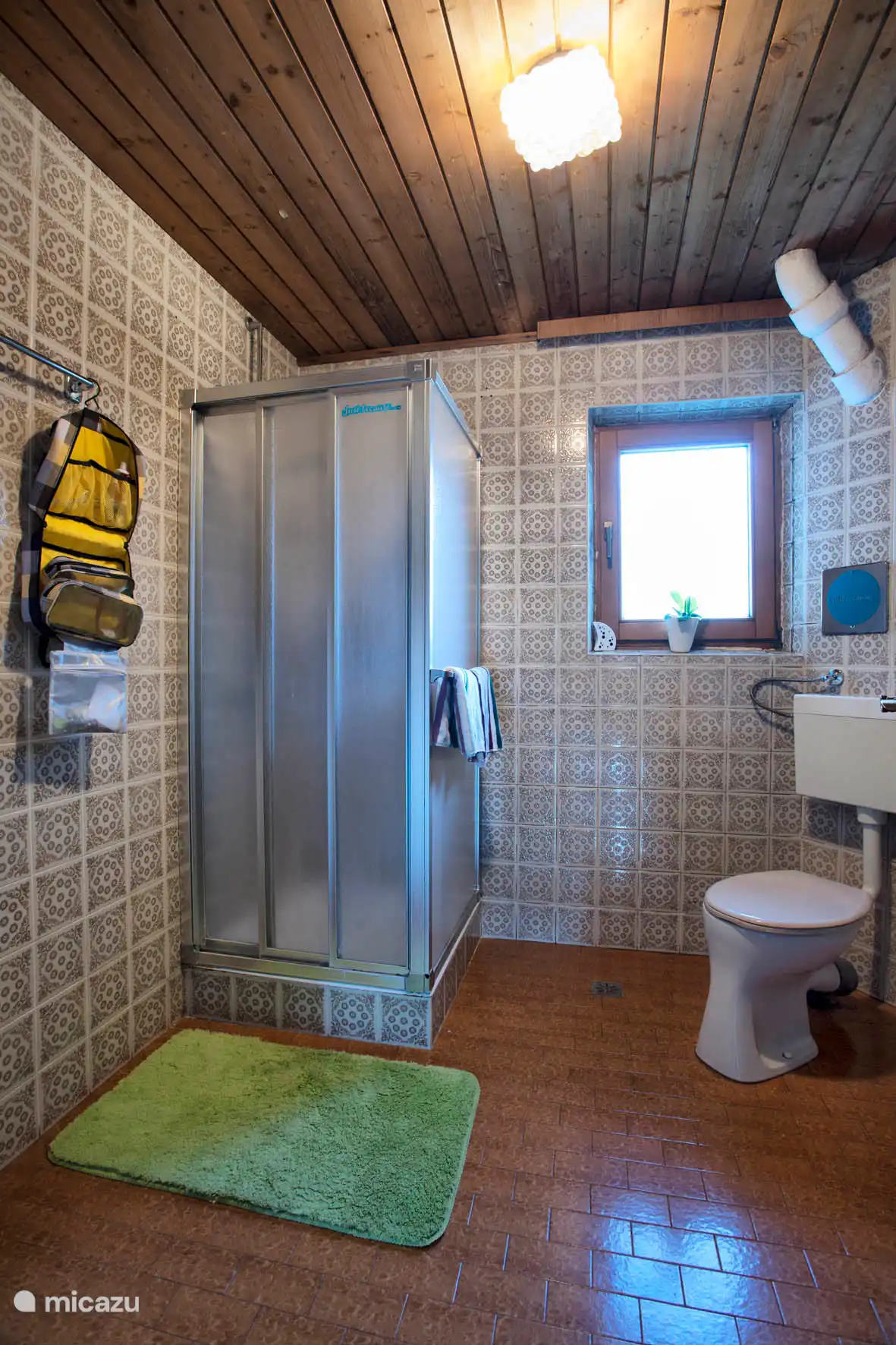 Bathroom on 1st floor