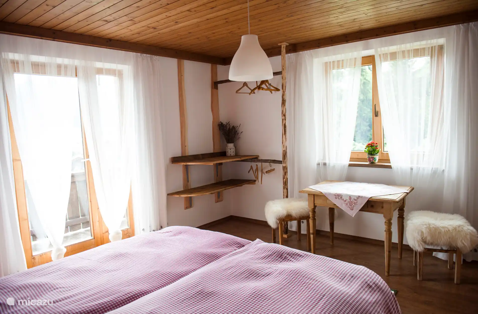 Double room with washbasin, balcony