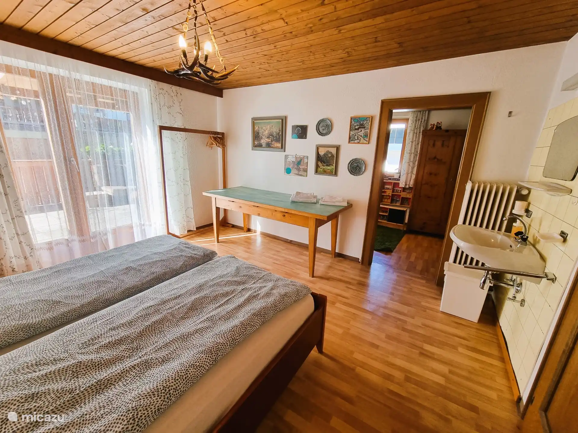 Family room (double room with washbasin and entrance to the children&#39;s room)