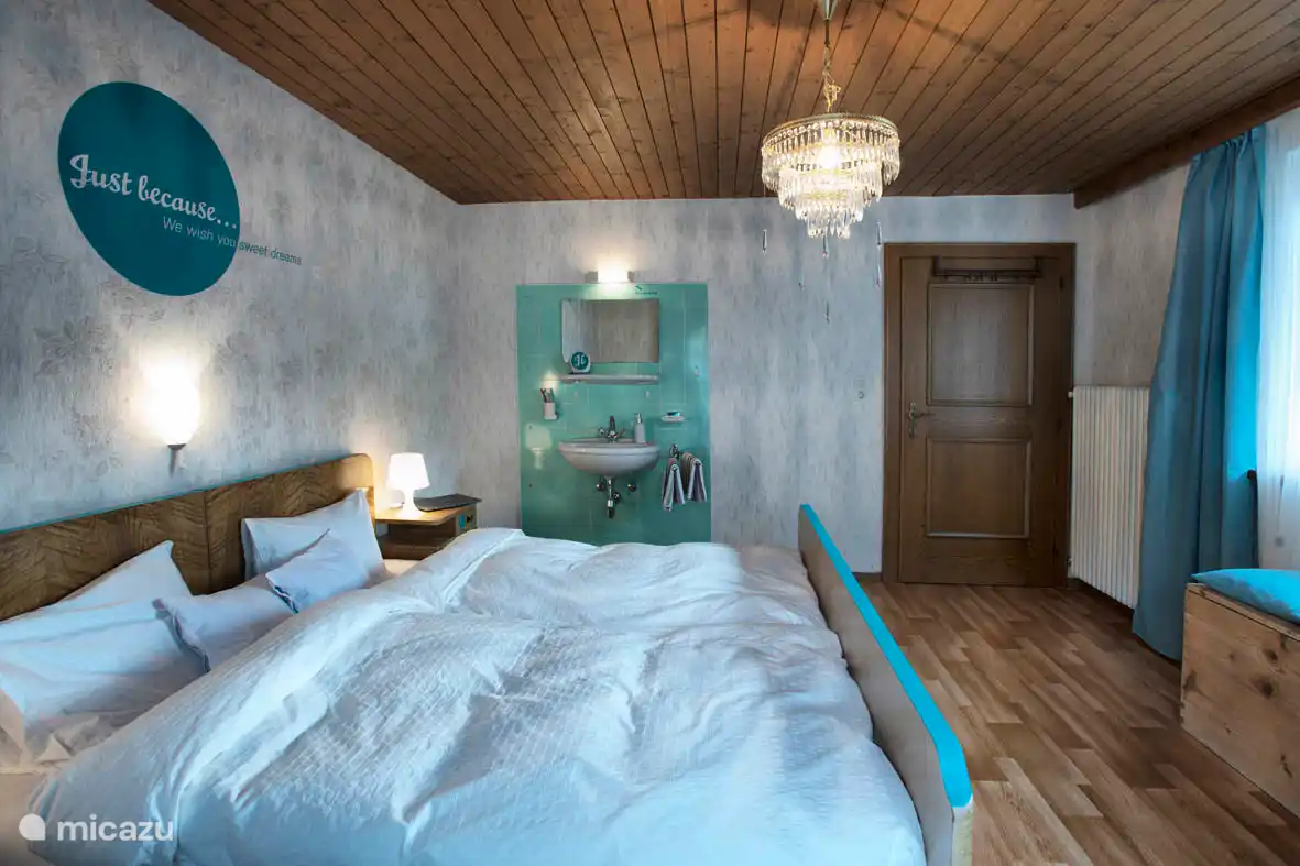 Double room with washbasin, balcony