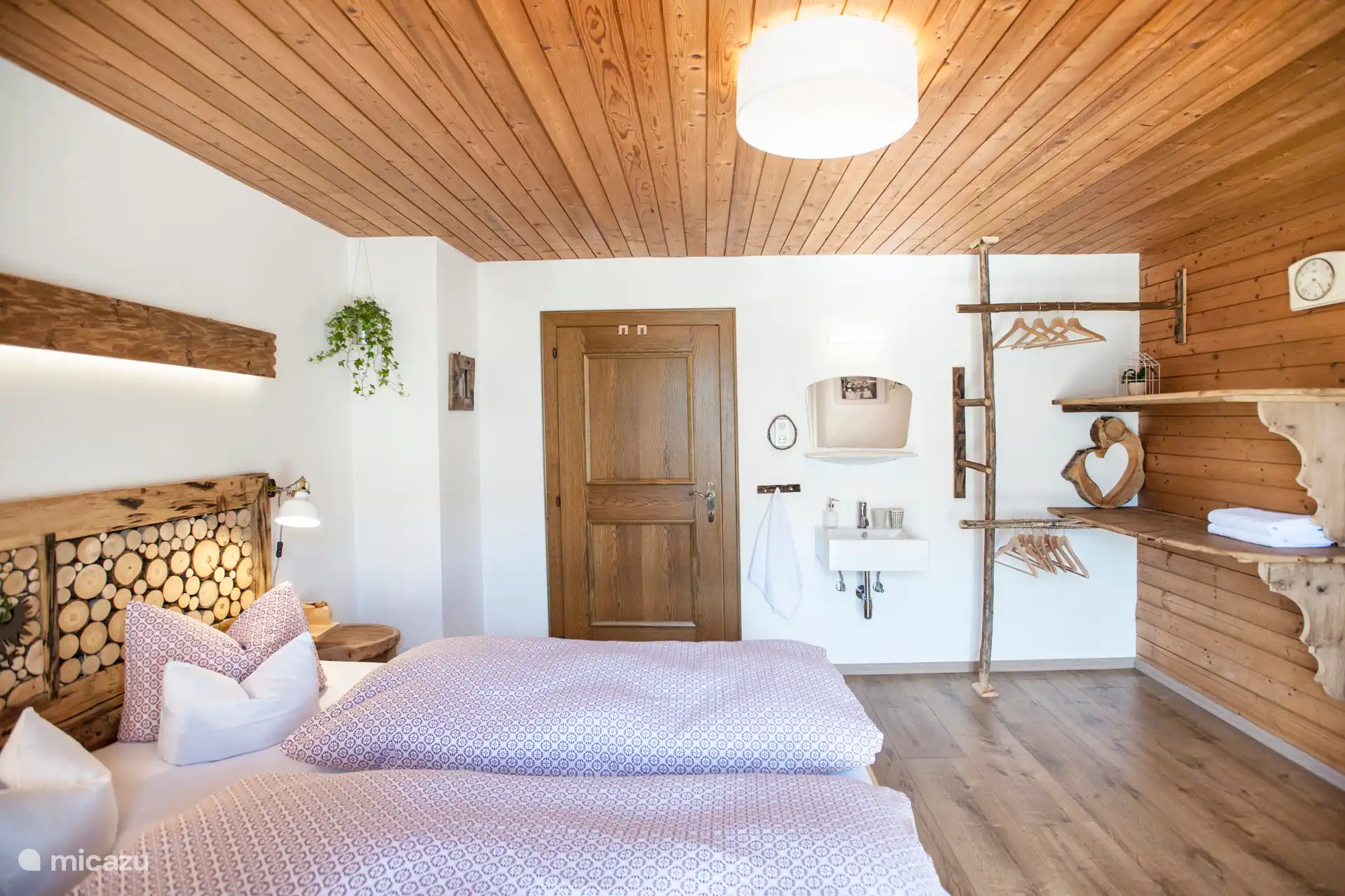 Double room with washbasin, balcony