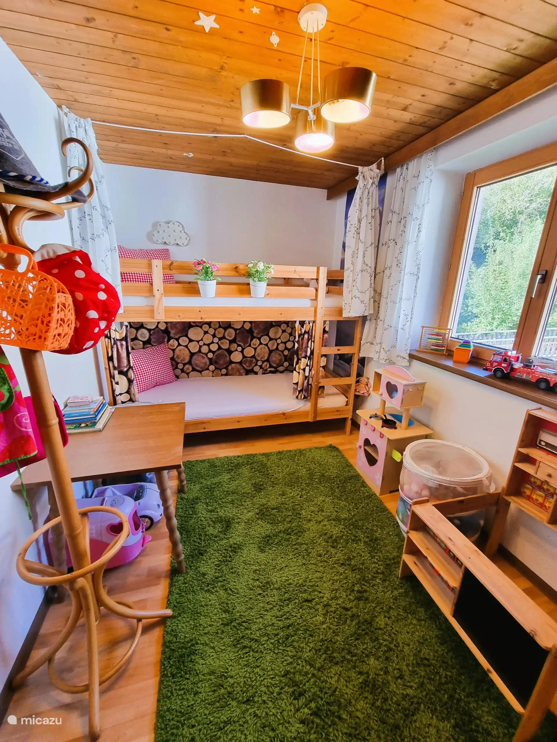 Family room (double room with washbasin and entrance to the children&#39;s room)