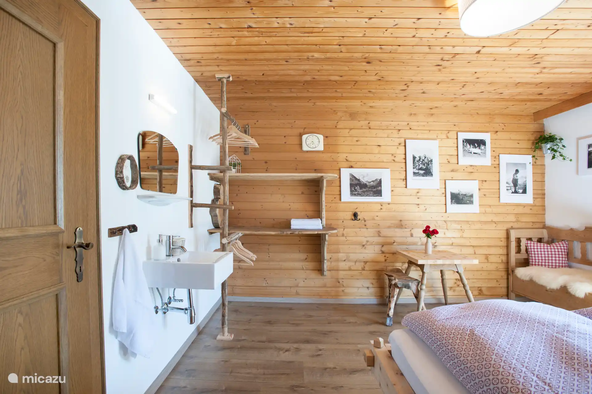 Double room with washbasin, balcony