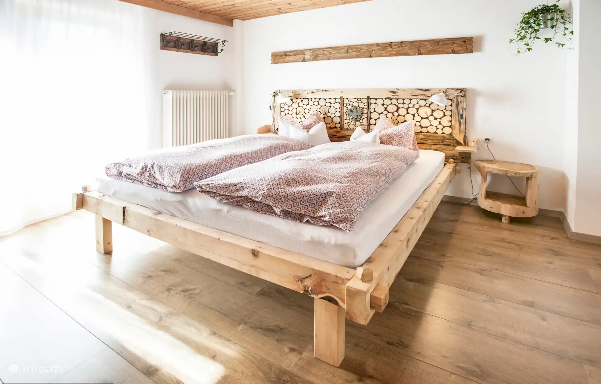 Double room with washbasin, balcony