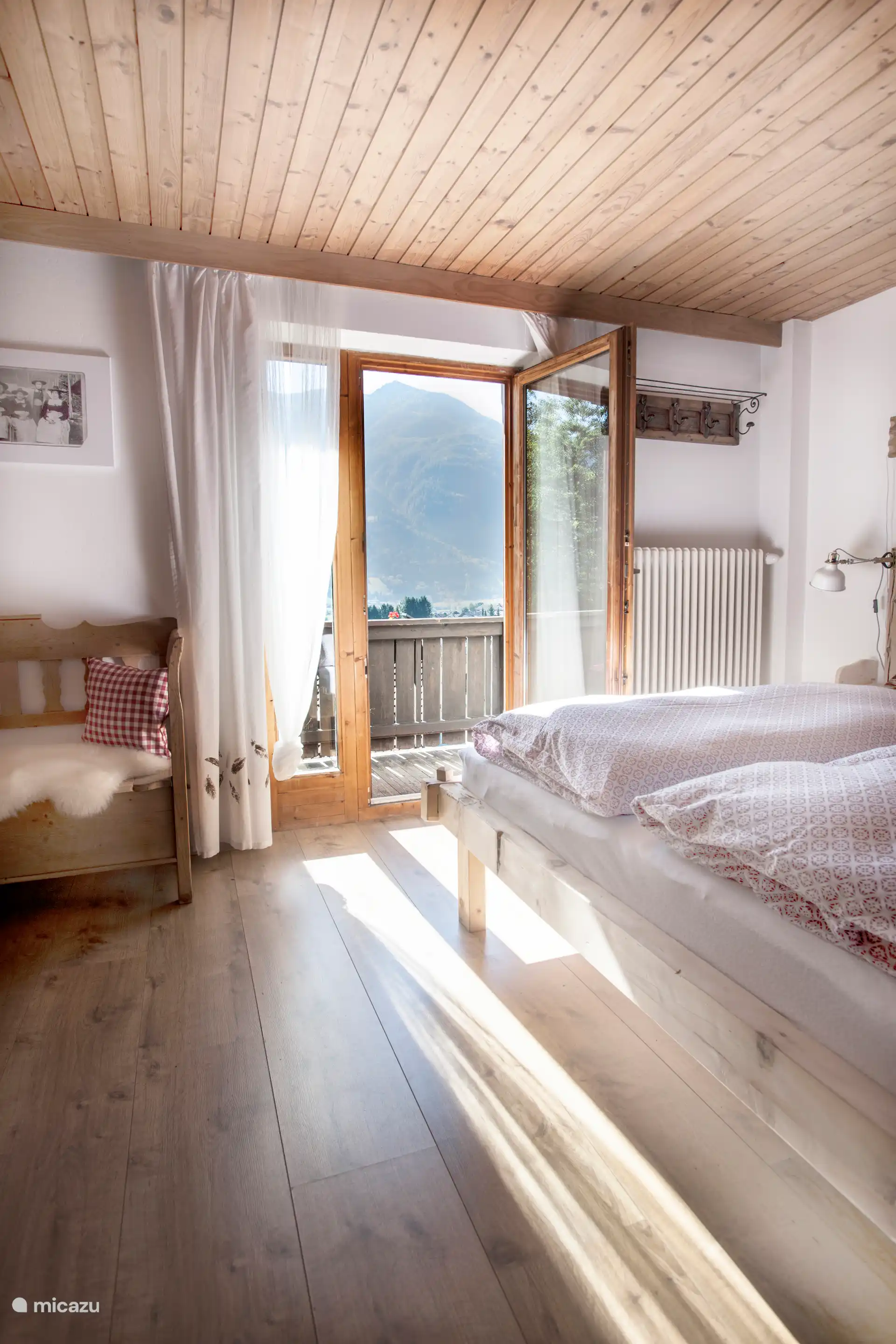 Double room with washbasin, balcony