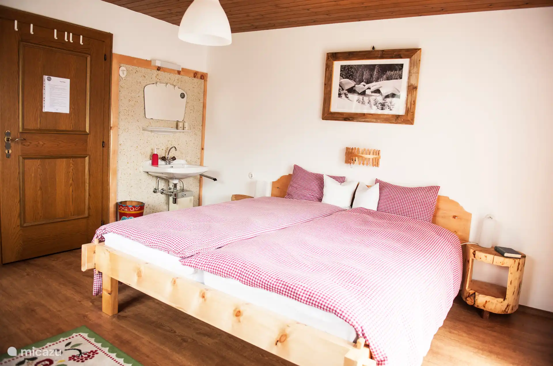 Double room with washbasin, balcony