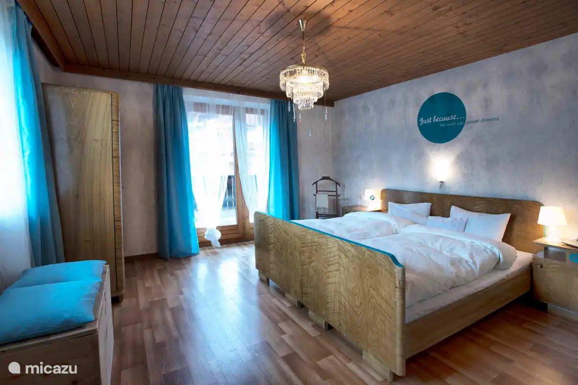 Double room with washbasin, balcony