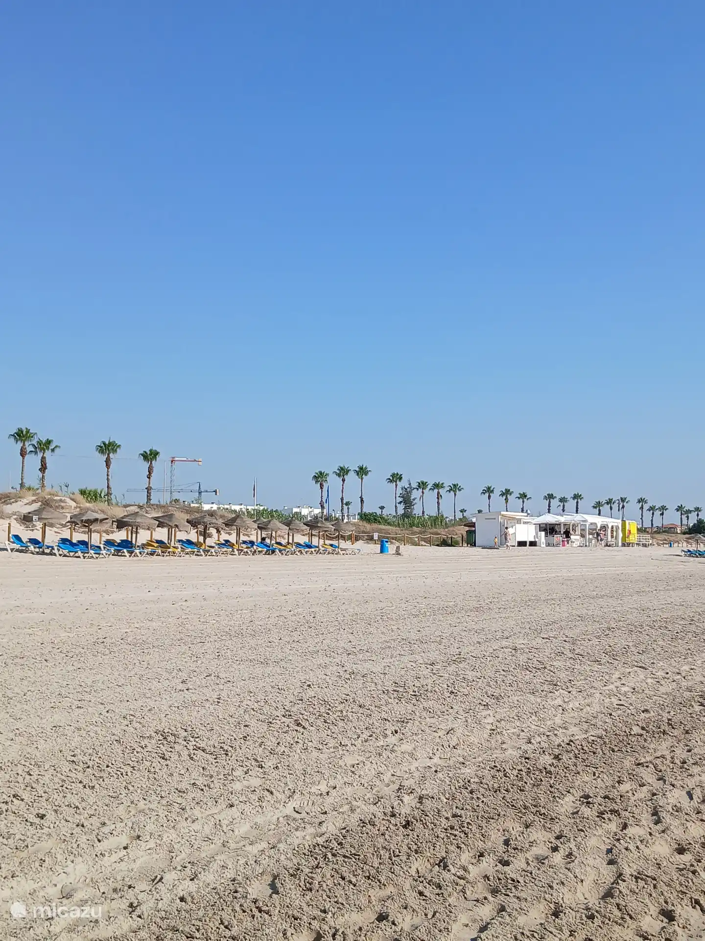 Restaurantje en verhuur strandstoelen met parasol