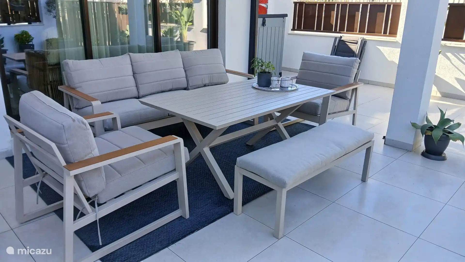 Lounge set onder de overkapping