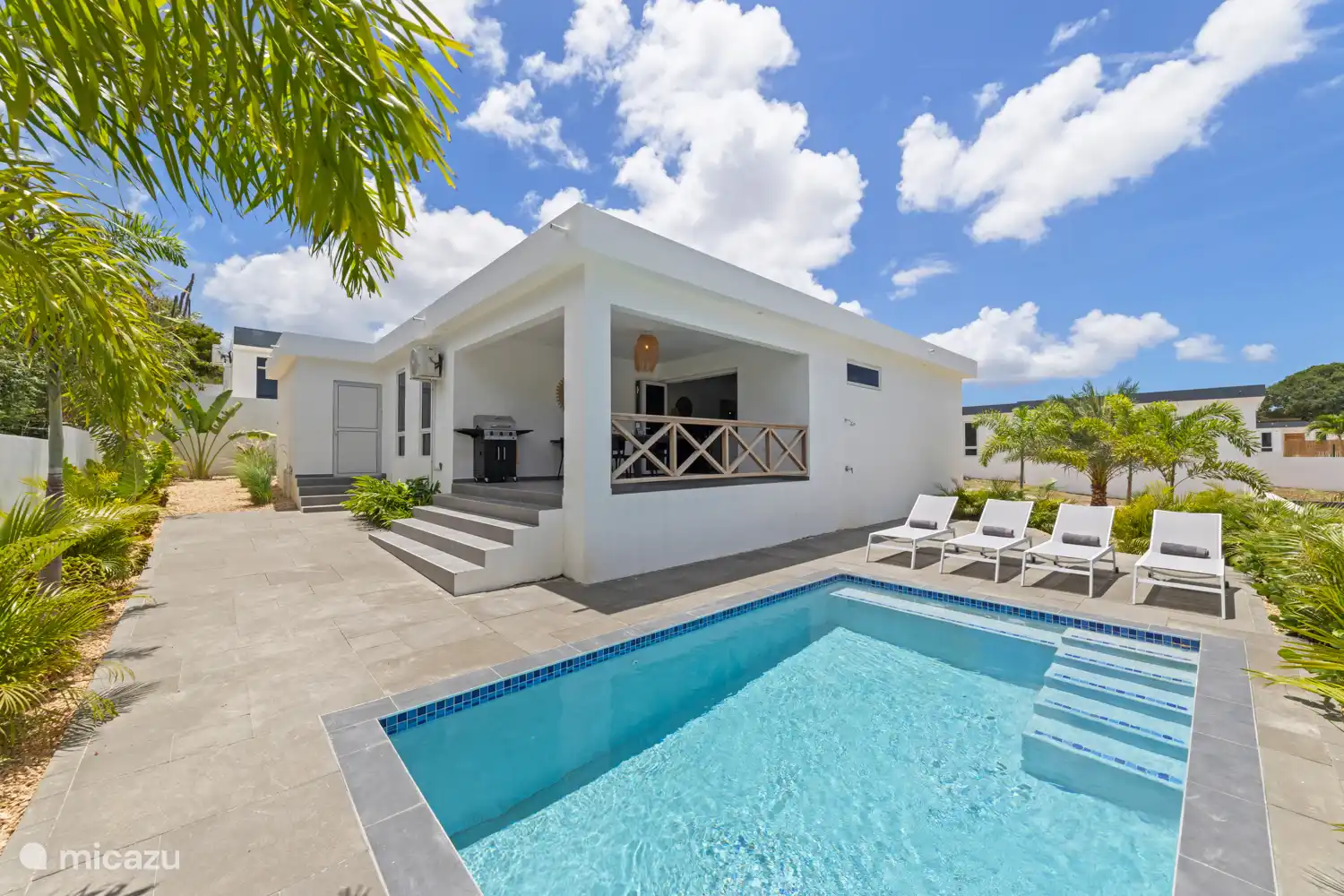 Schöner Hinterhof mit privatem Pool und schöner Veranda