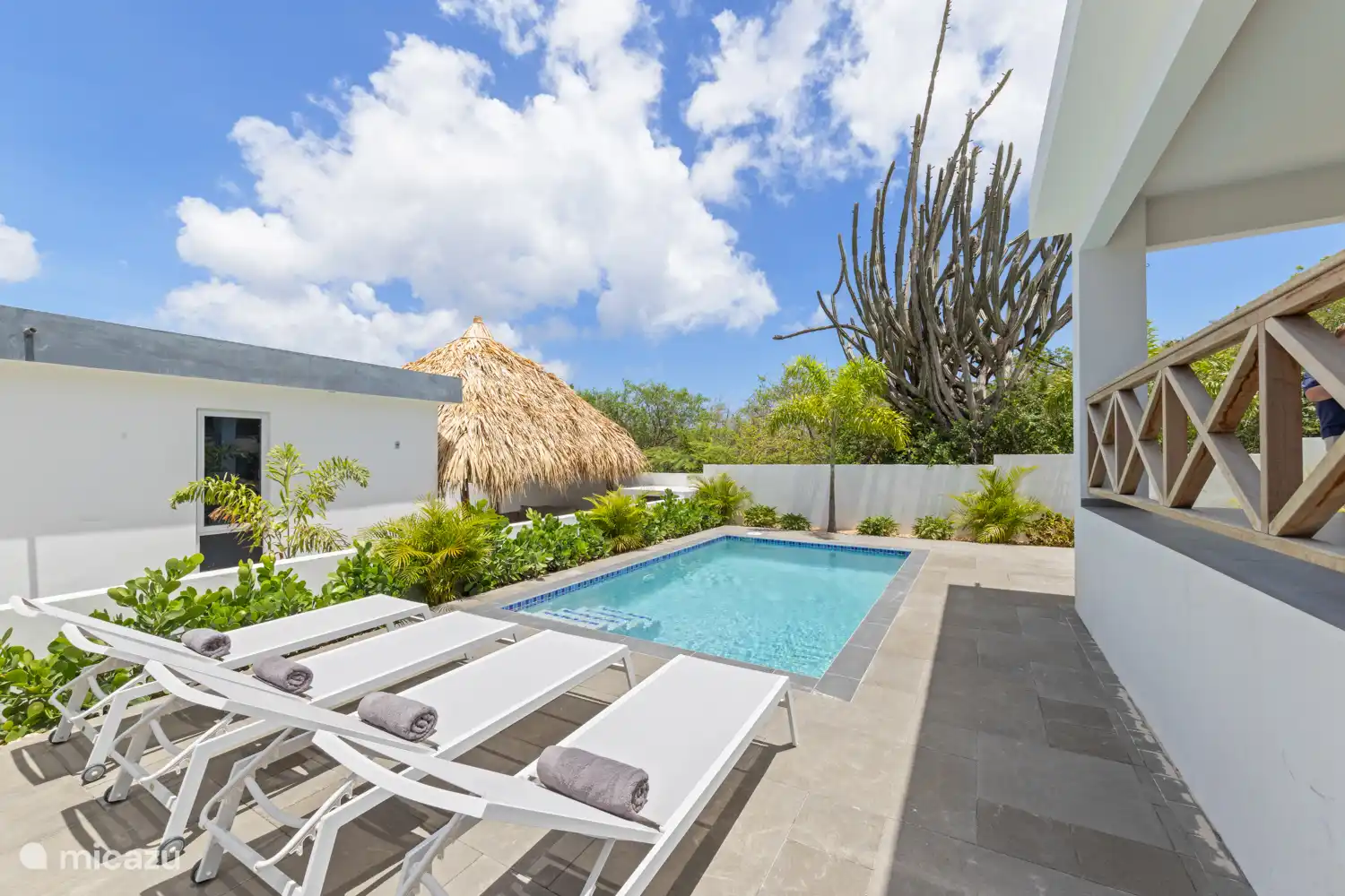 Schöner privater Pool mit Sonnenliegen