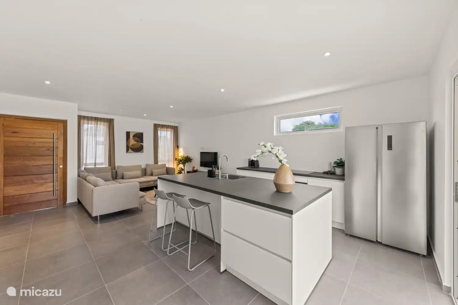 Offene Küche mit großem amerikanischen Kühlschrank