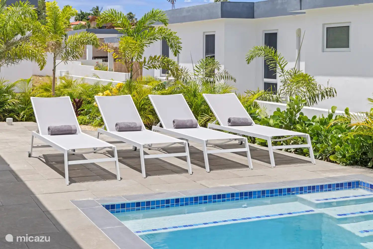 Schöne Sonnenliegen