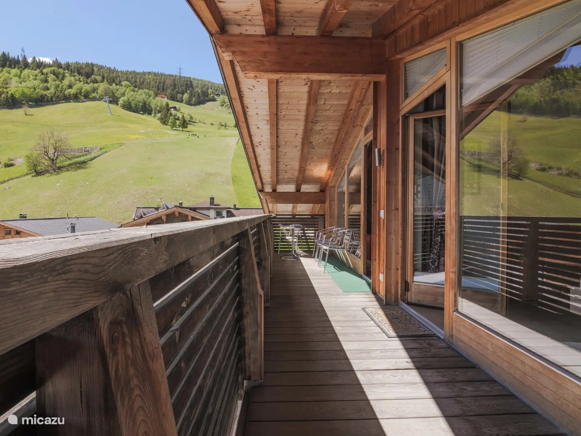 Balkon 1 - vanuit de woonkamer en tweepersoonskamer 1 - uitzicht op de Dorfbahn-dalroute
