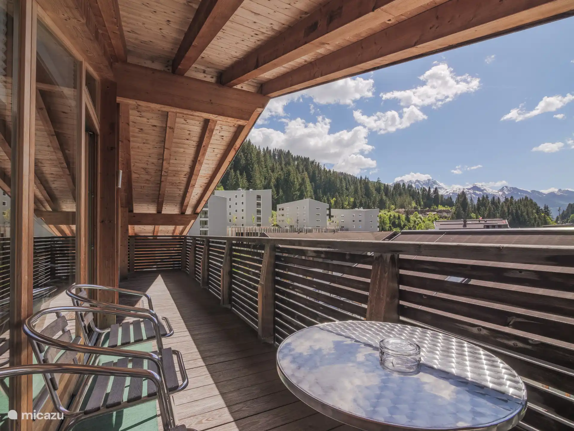 Balkon 1 - vanuit de woonkamer en tweepersoonskamer 1 - uitzicht op het dorp en de vallei van de Dorfbahn