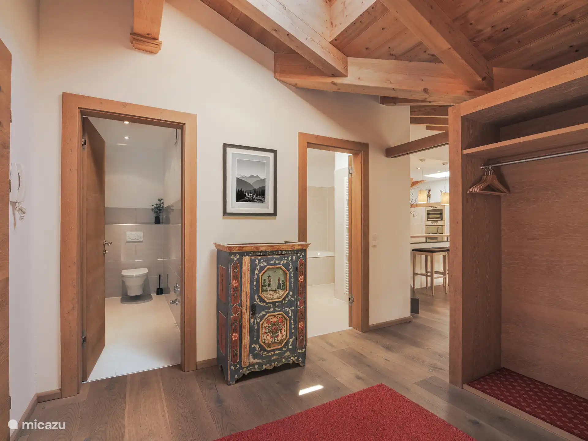 Badkamer met douche/bad/dubbele wastafel/toilet en een apart toilet ernaast.