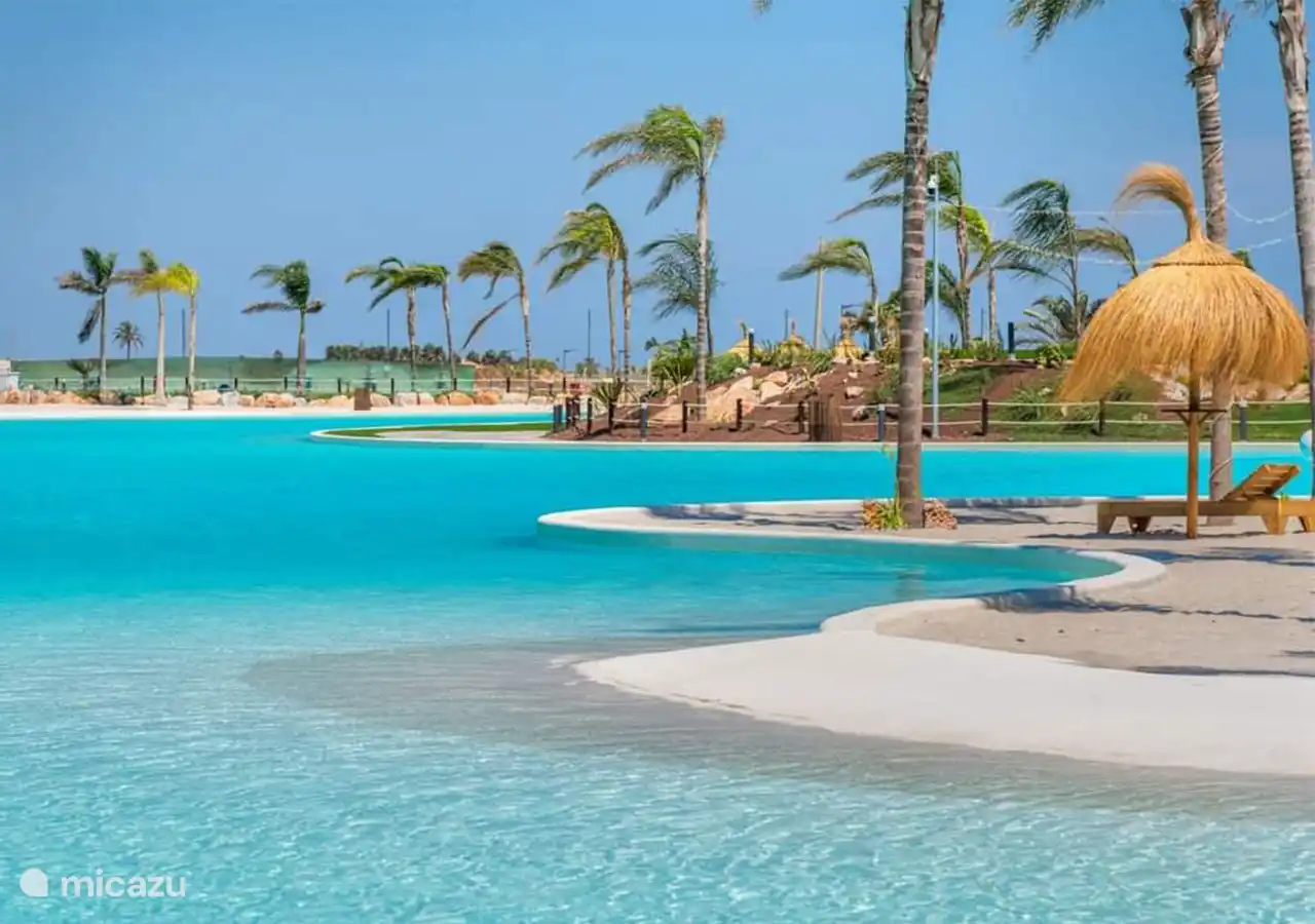 Wenn man am See sitzt, wähnt man sich in der Karibik mit ihren unzähligen Palmen und Palmenschirmen. 