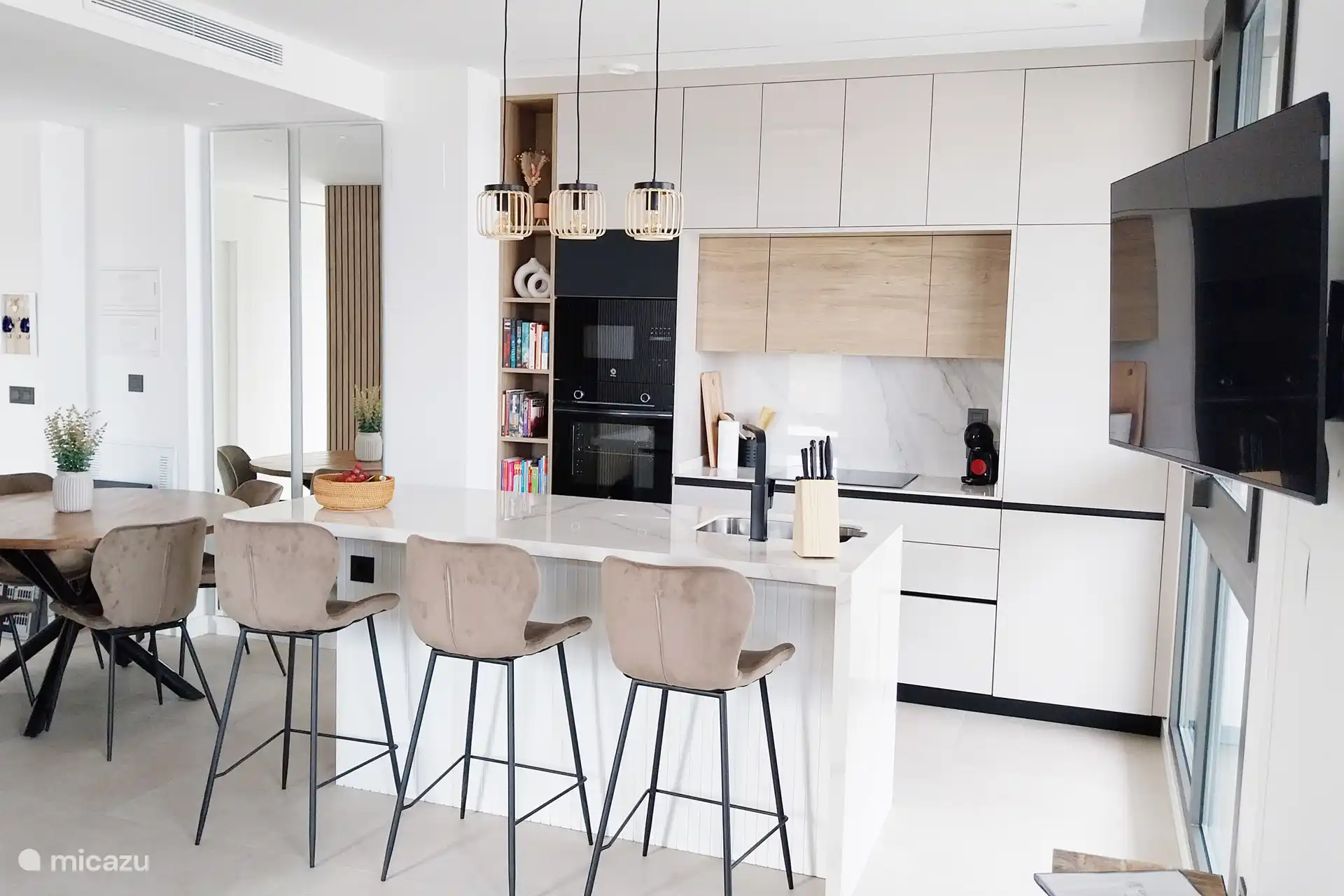 Unsere voll ausgestattete Küche mit allem modernen Komfort. Die Barhocker machen Platz für einen schnellen Happen oder einen Drink mit der Familie, während Sie das Essen zubereiten.