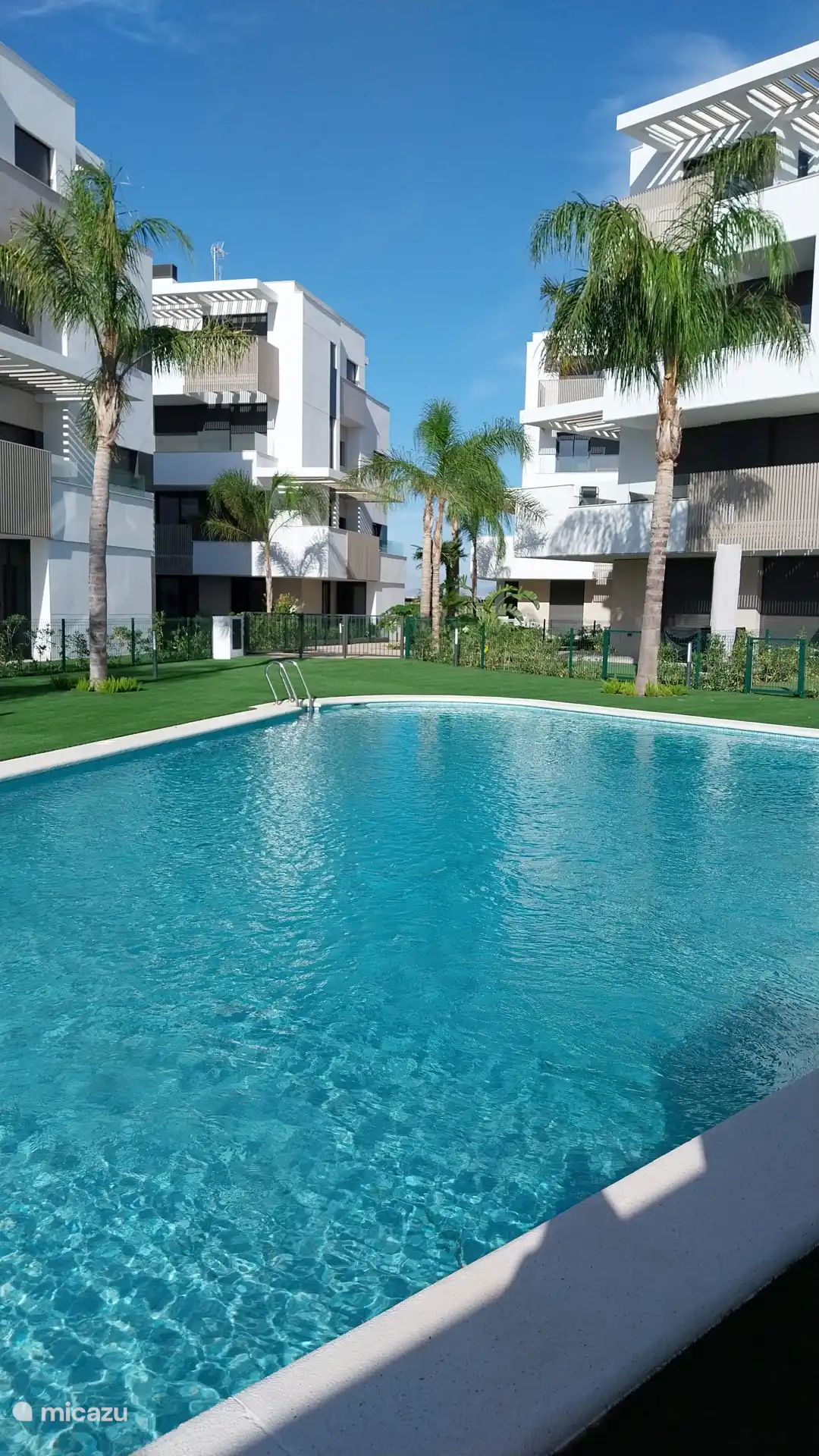 Die Residenz verfügt über einen beheizten Außenpool, der auch in den kühleren Monaten für ein erfrischendes Bad sorgt.