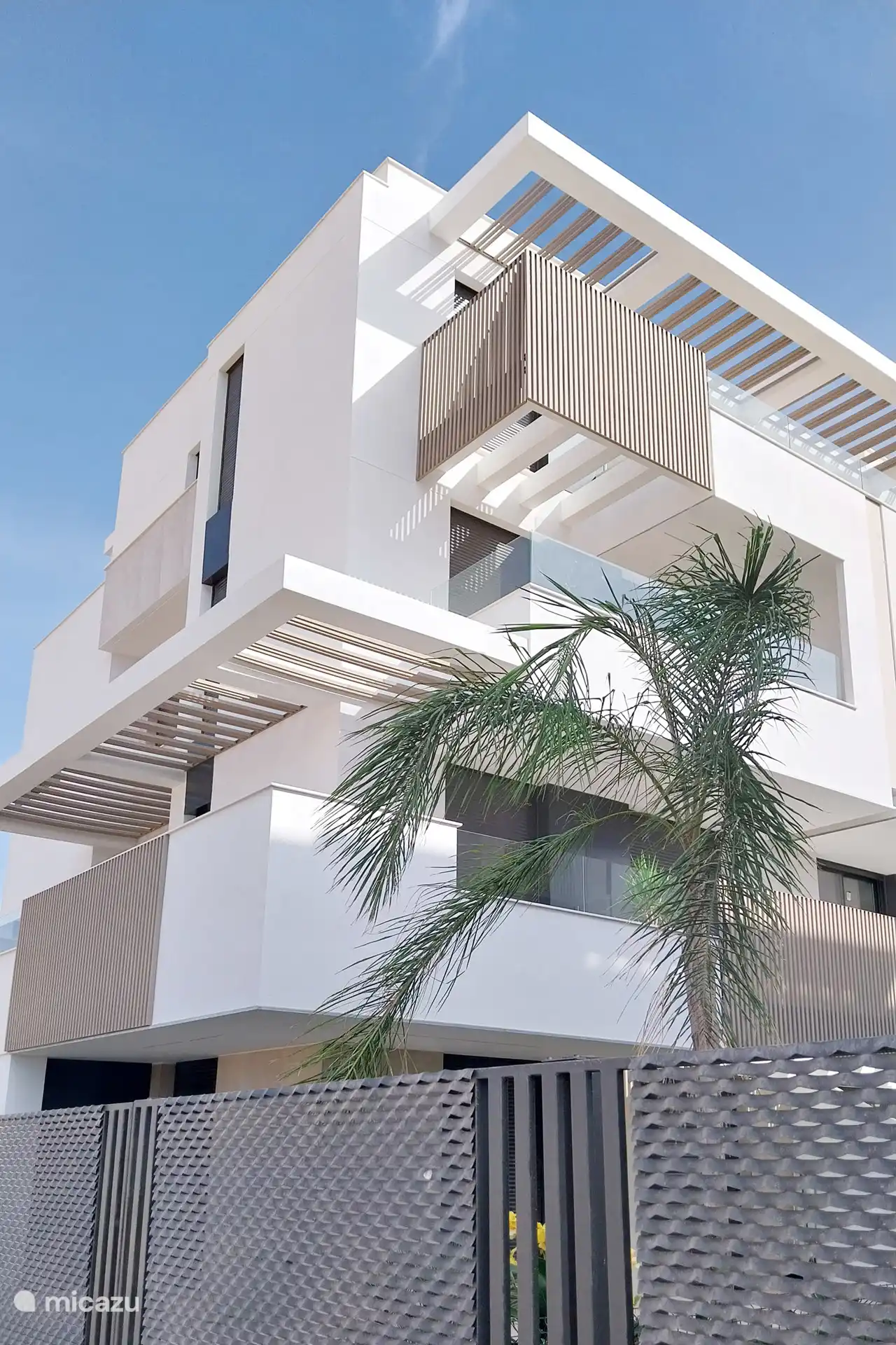 Die kleine Größe des Mehrfamilienhauses und die Lage der Eckterrasse bieten die nötige Ruhe und Privatsphäre