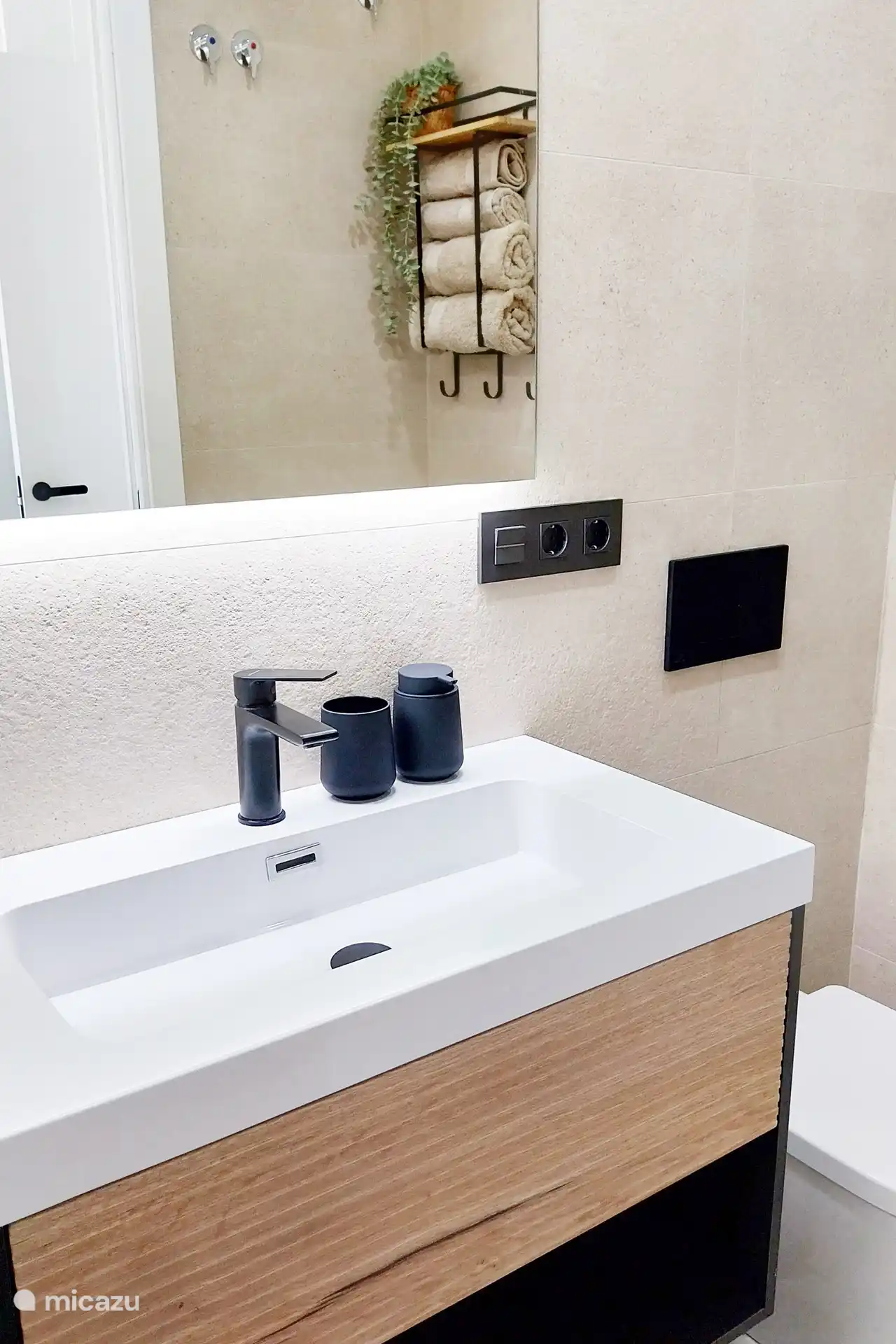 Zwei moderne Badezimmer mit WC und Regendusche.