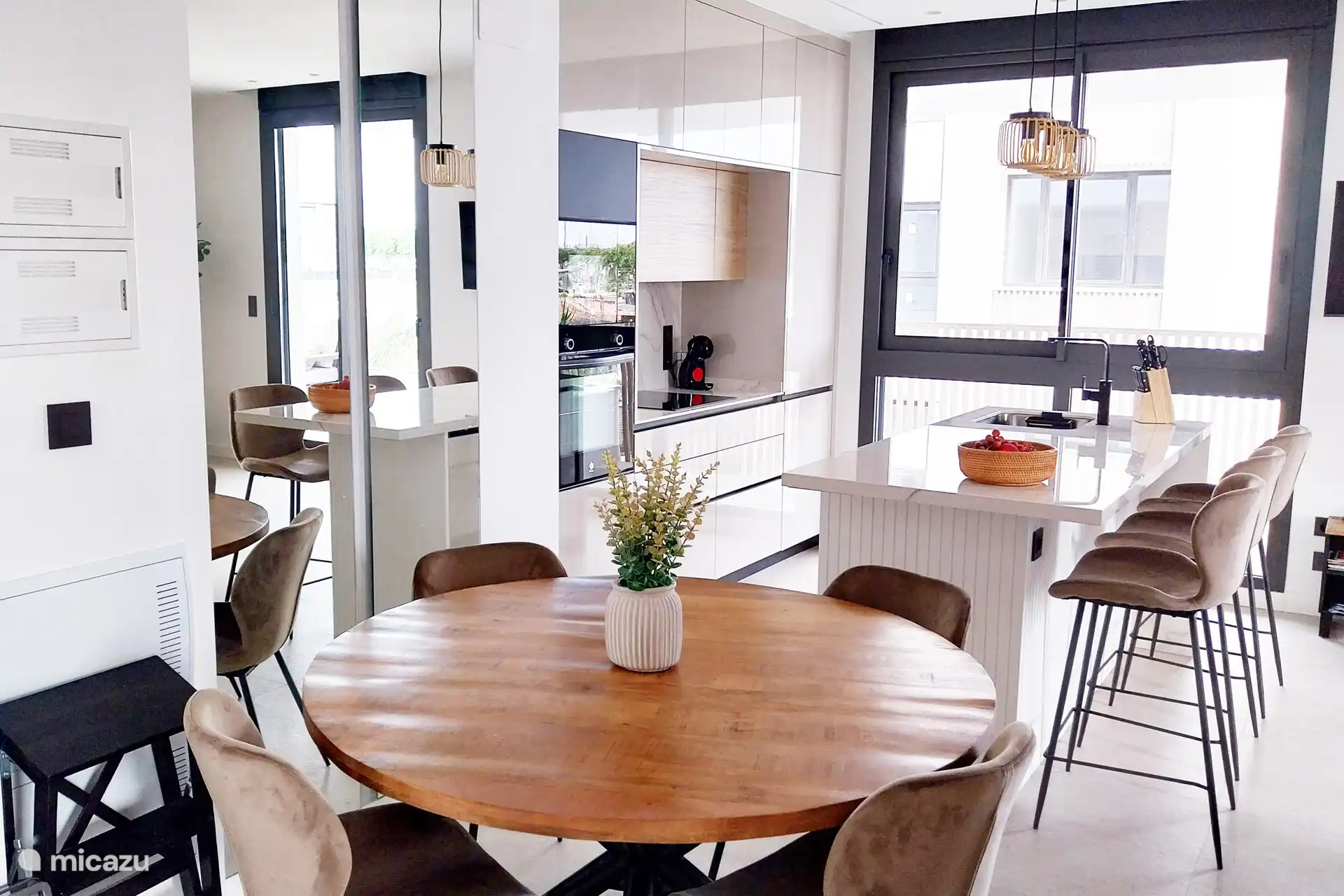 Ein geräumiger Esstisch vervollständigt die offene Küche und den Wohnbereich. 