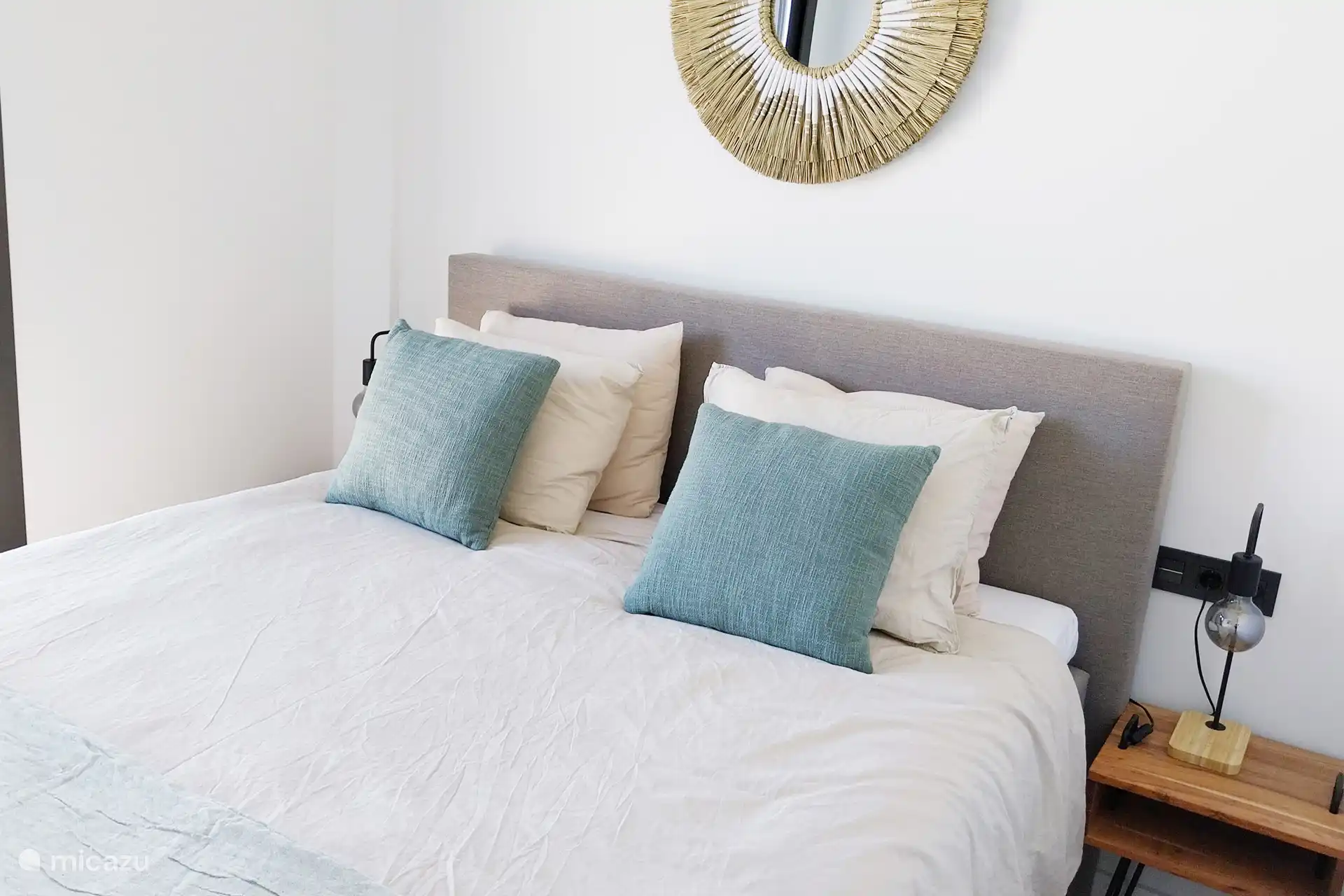 Ein komfortables Queensize-Boxspringbett sorgt für den perfekten Schlaf