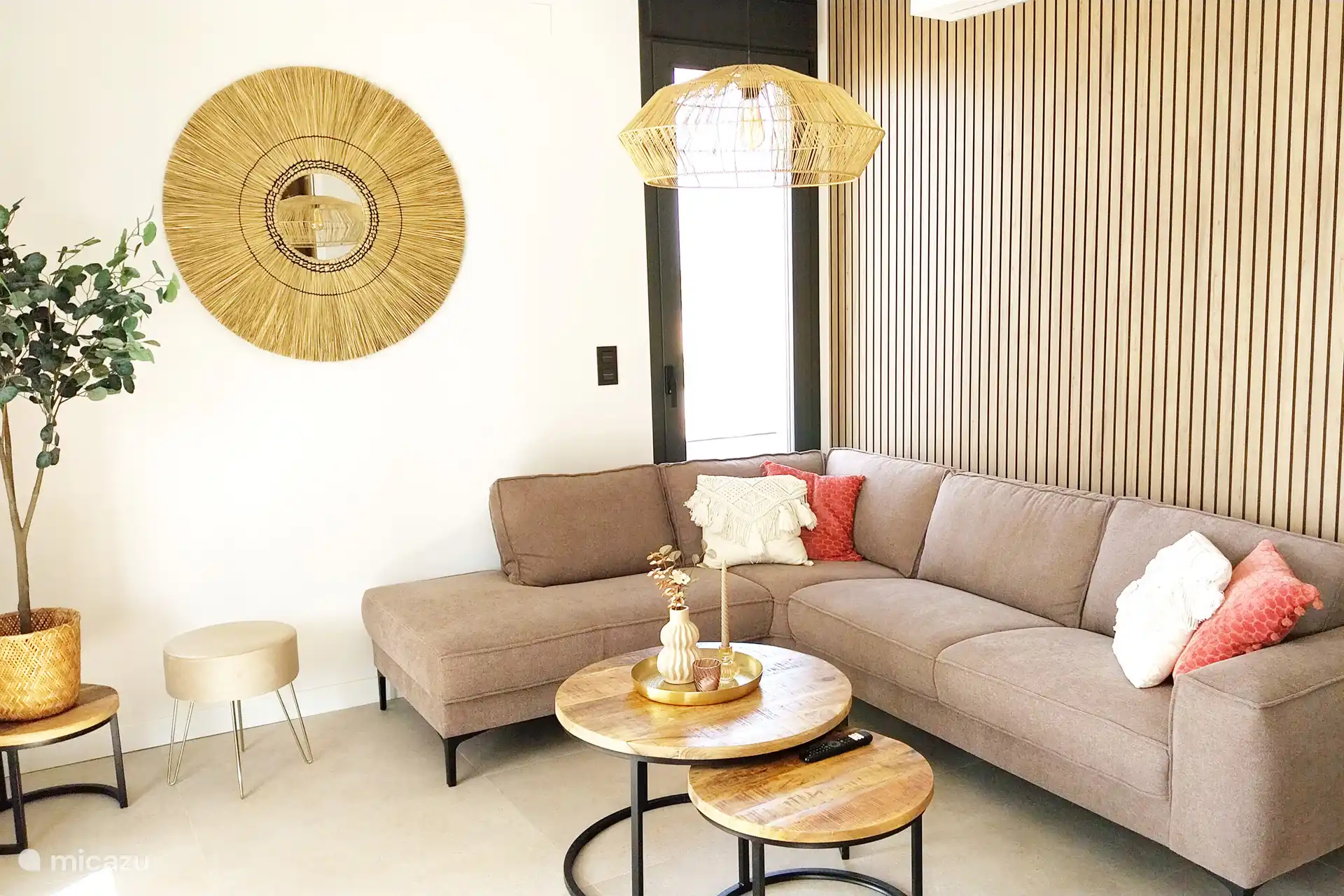 Ein bequemes Sofa zum Chillen vor dem Fernseher,